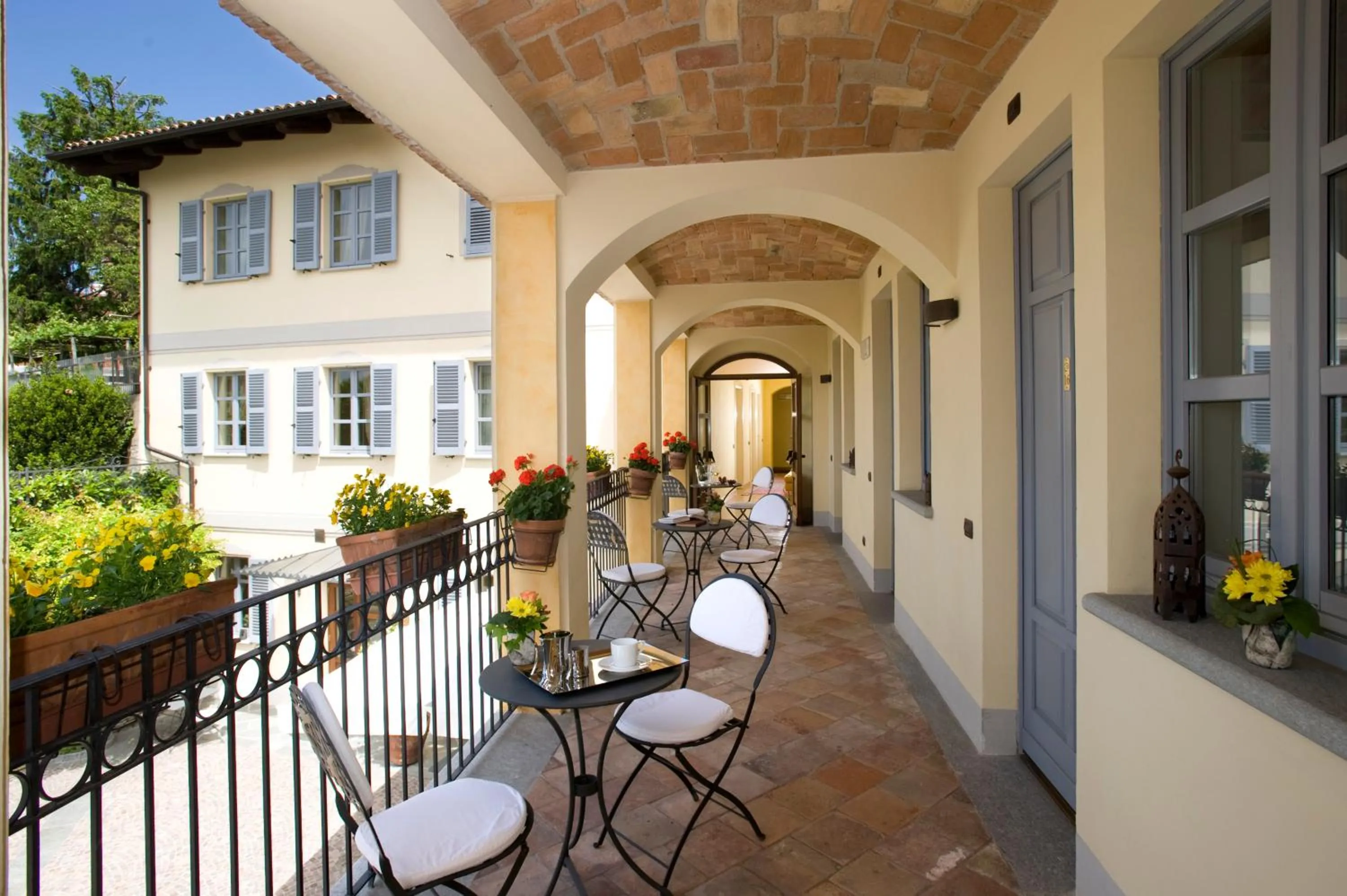 Property building in Albergo Castiglione Langhe