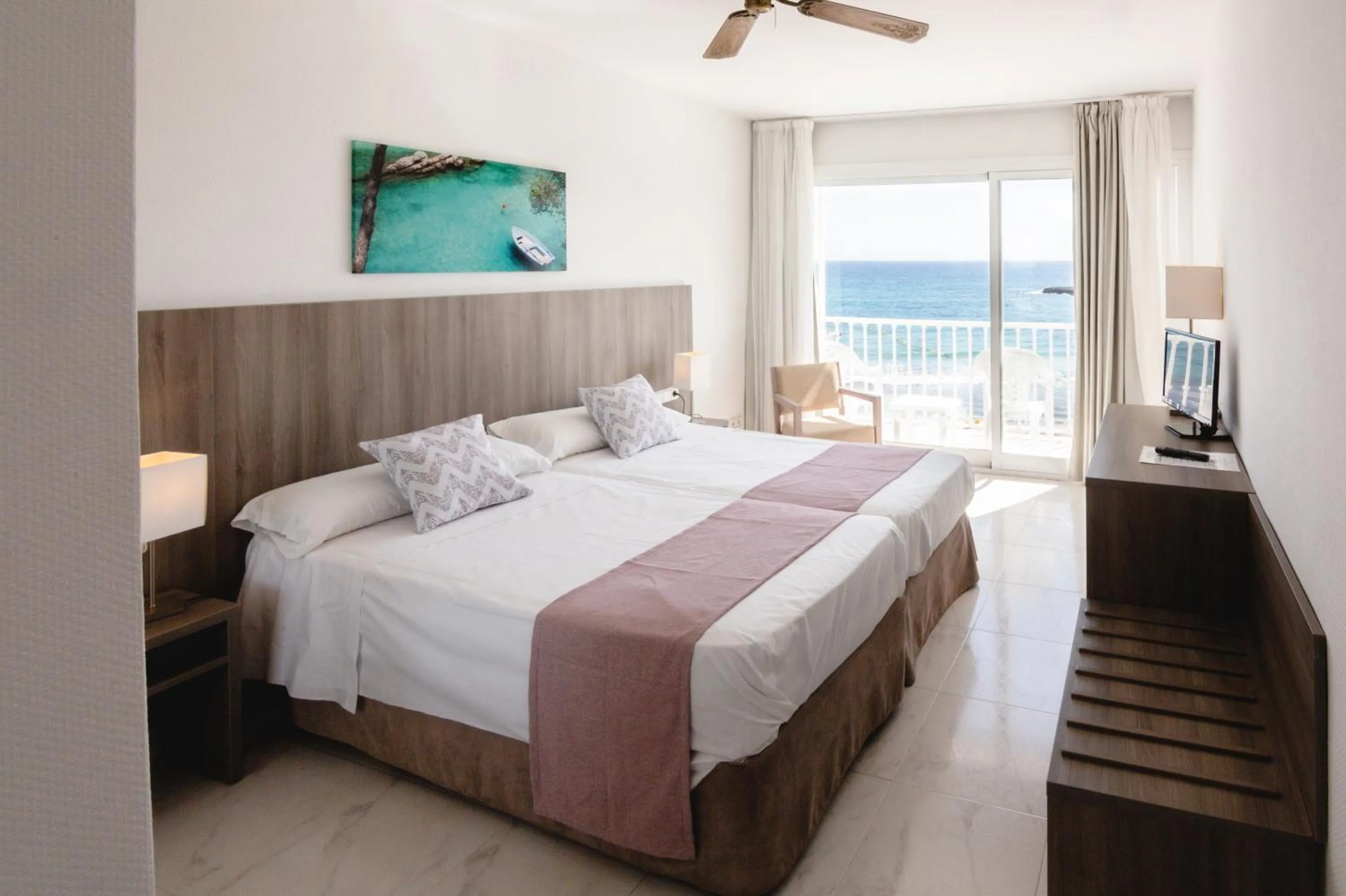 Bed in Hotel Club S'Illot