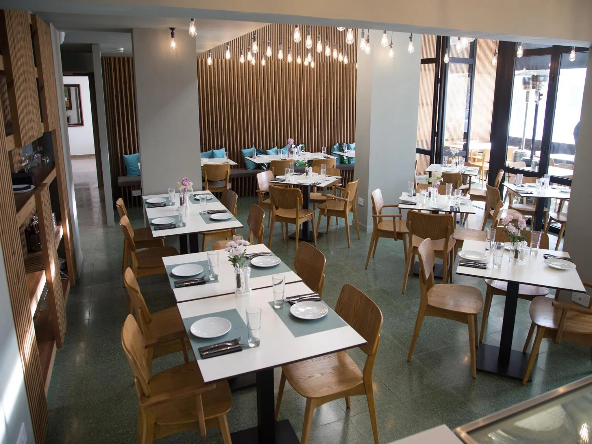 Restaurant/places to eat in Sunflower Hotel Apartments