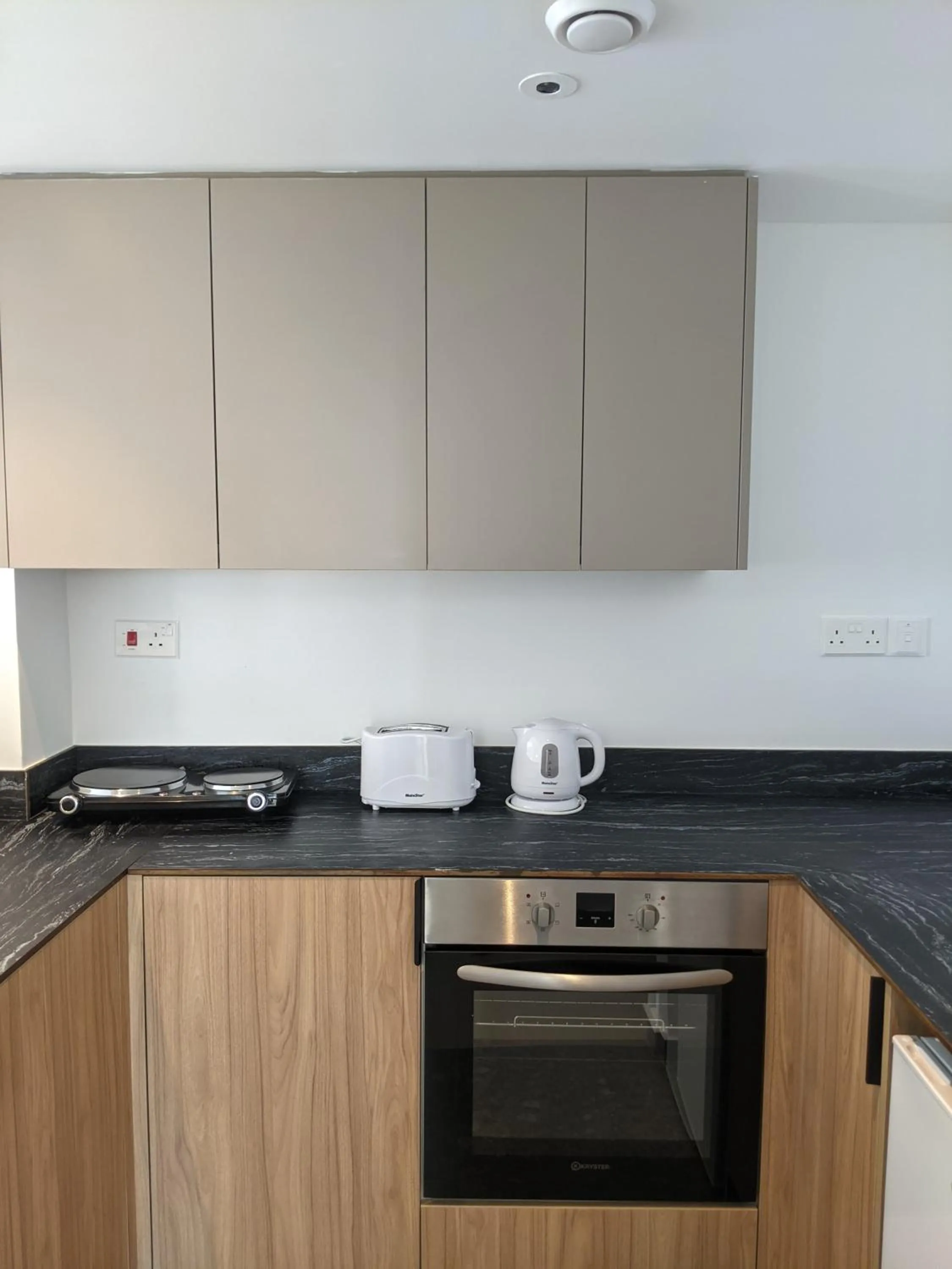 Kitchen or kitchenette in Sunflower Hotel Apartments