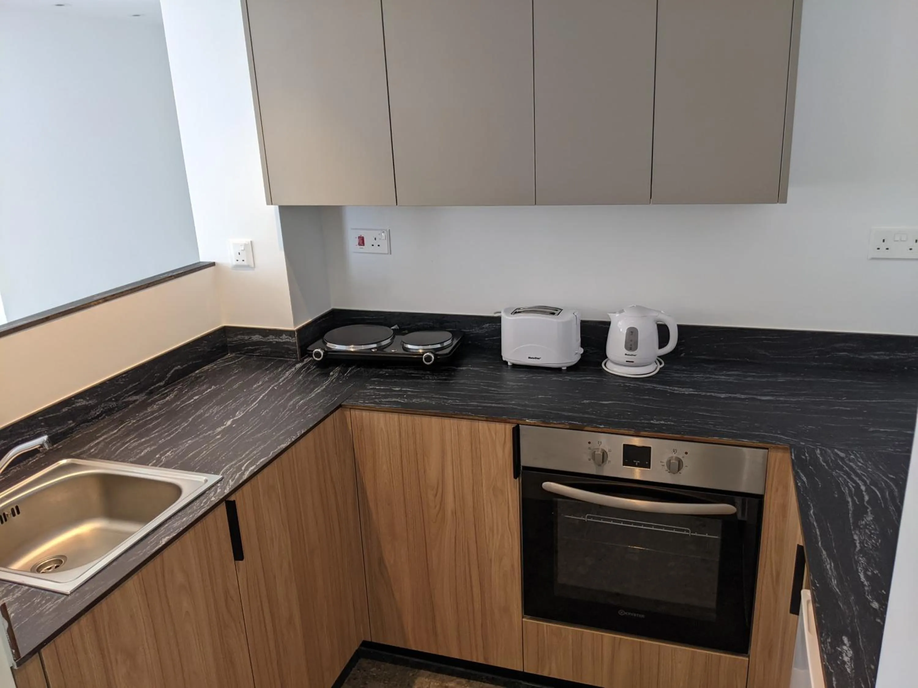 Kitchen or kitchenette in Sunflower Hotel Apartments