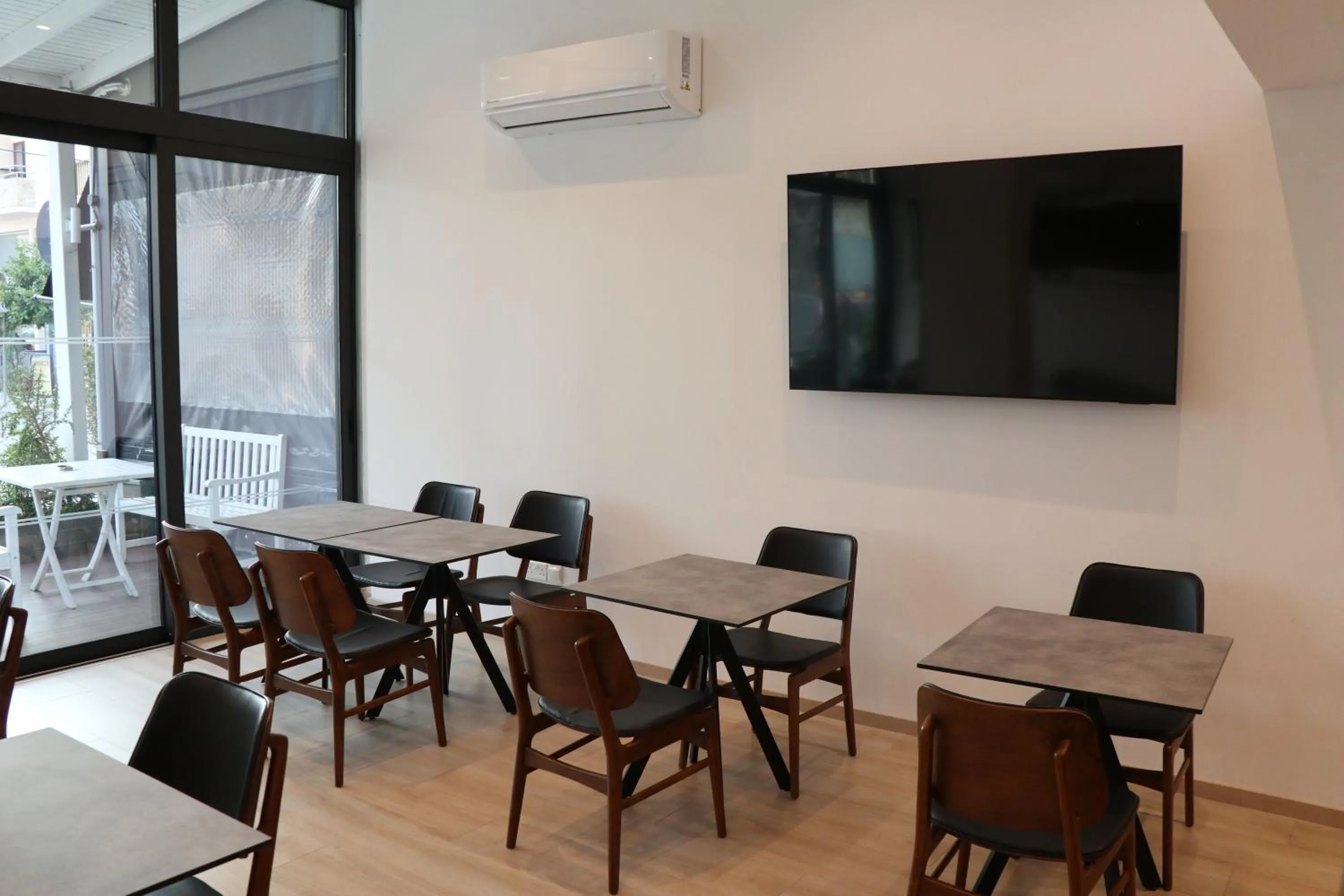 Communal lounge/ TV room in Sunflower Hotel Apartments