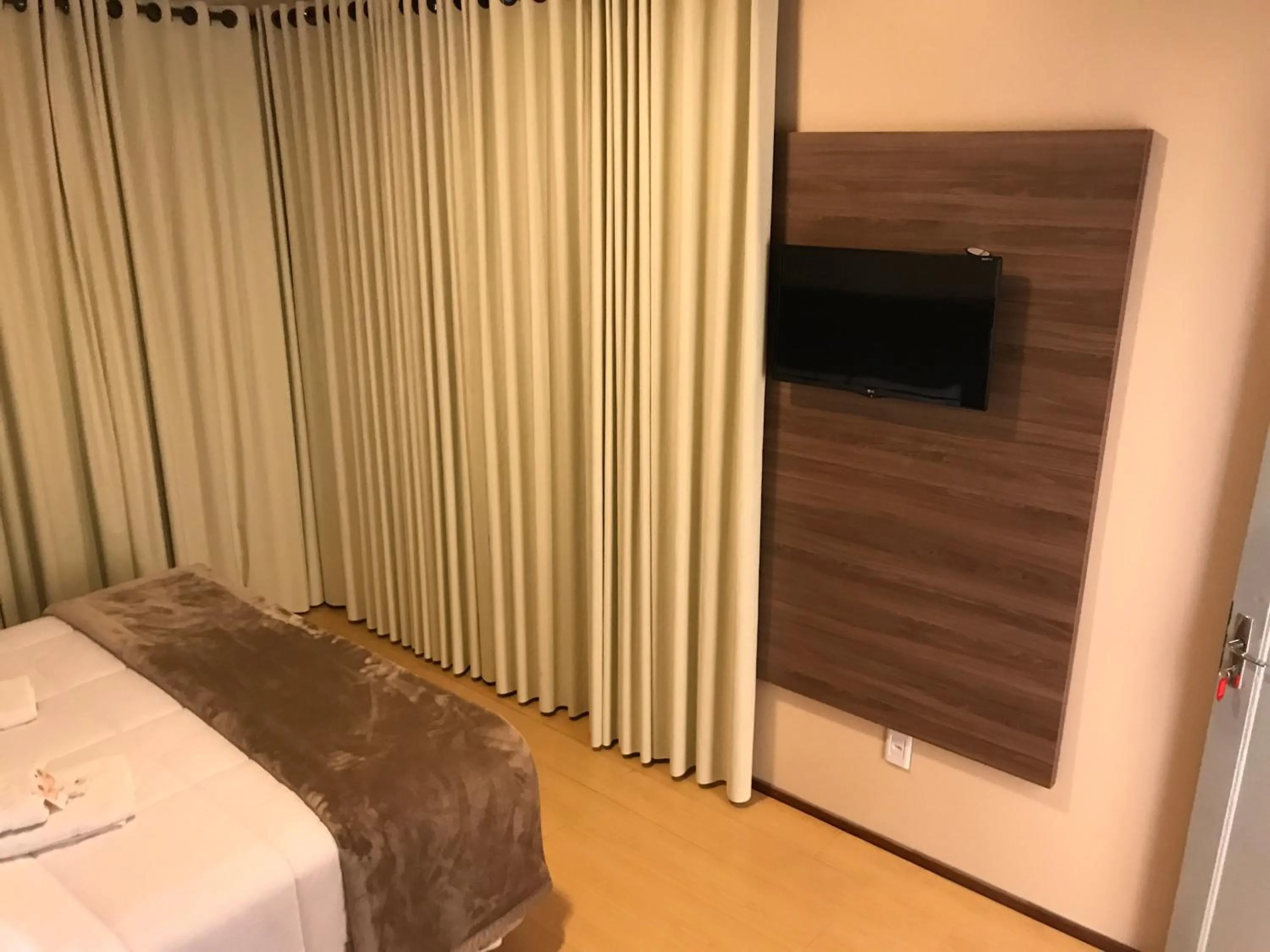 Shower, Bed in Hotel Pousada São Lourenço