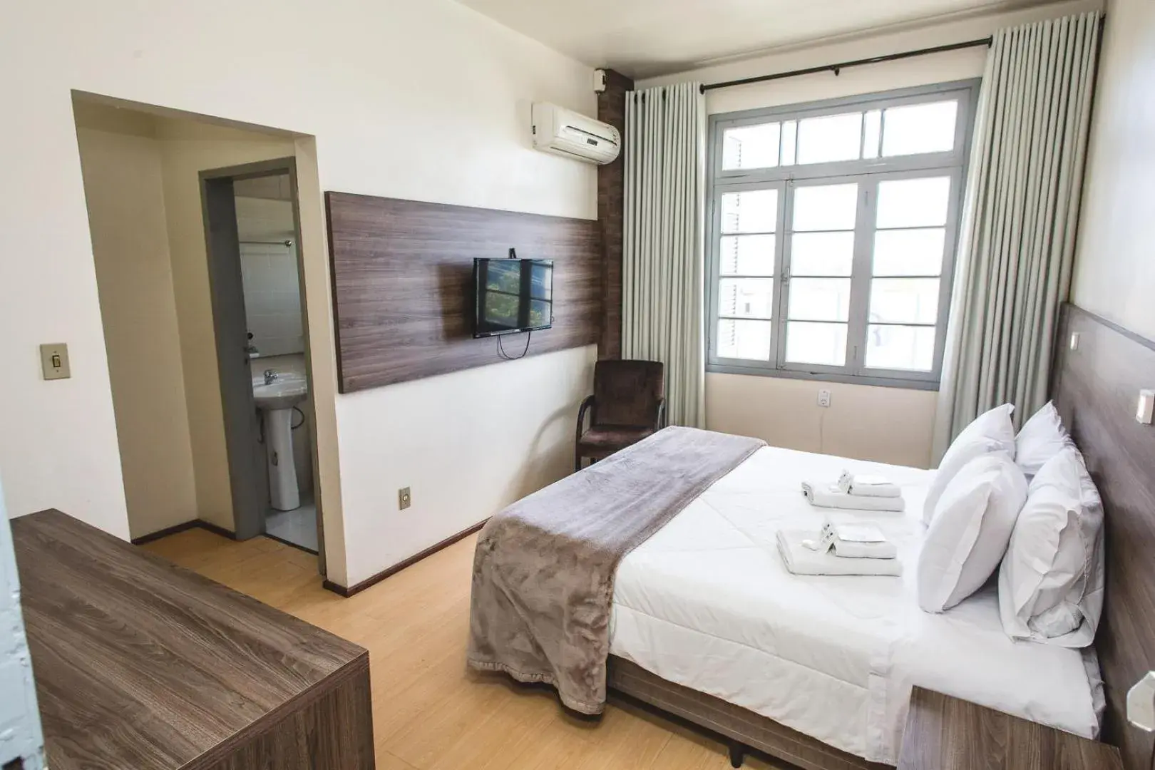 Double Room with Air Conditioning (1 Double bed) - single occupancy in Hotel Pousada São Lourenço Double Room with Air Conditioning (1 Double bed) - single occupancy in Hotel Pousada São Lourenço
