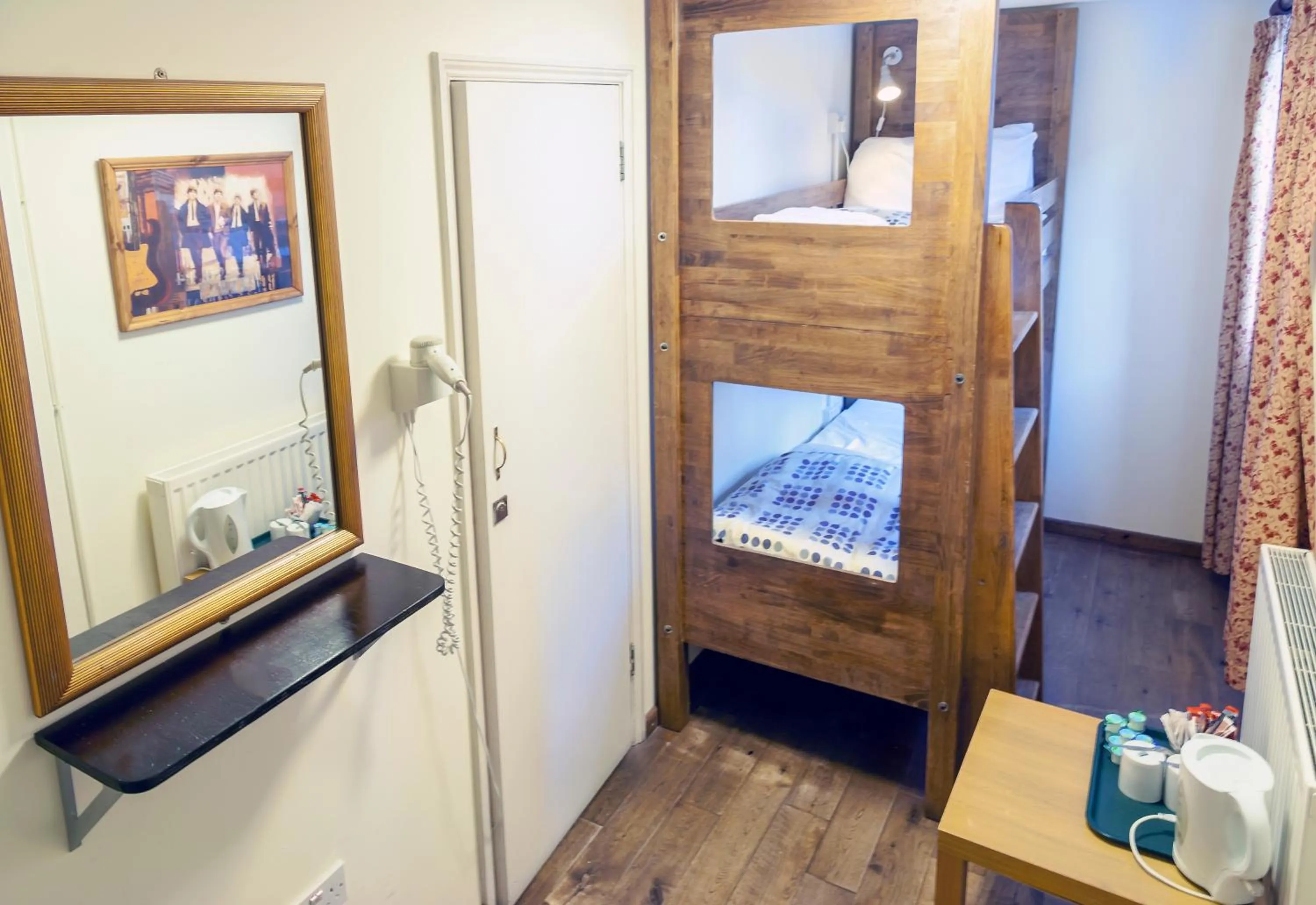 Bedroom, Bed in Palmers Lodge Swiss Cottage