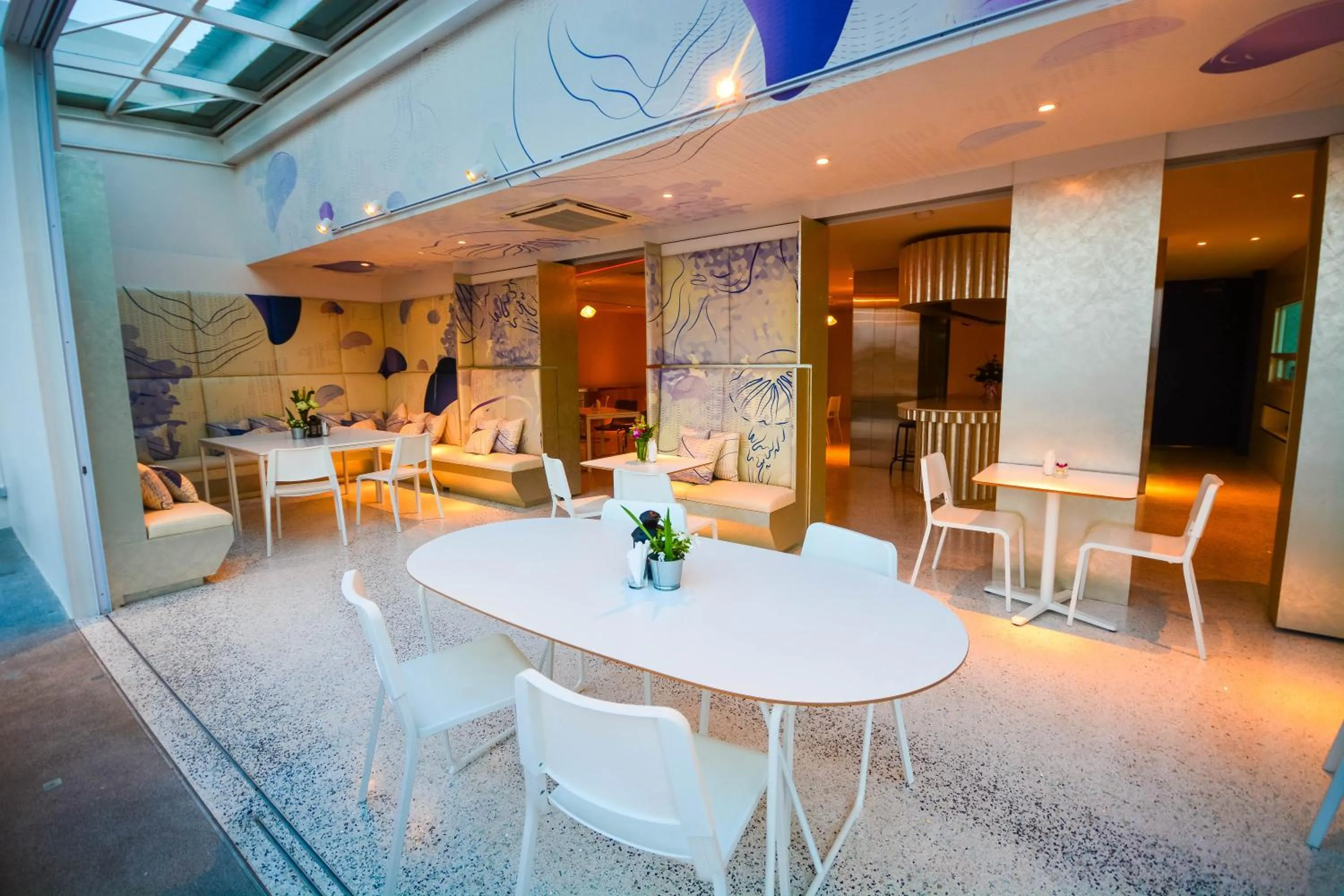 Restaurant/places to eat in Comet Hotel Surat Thani