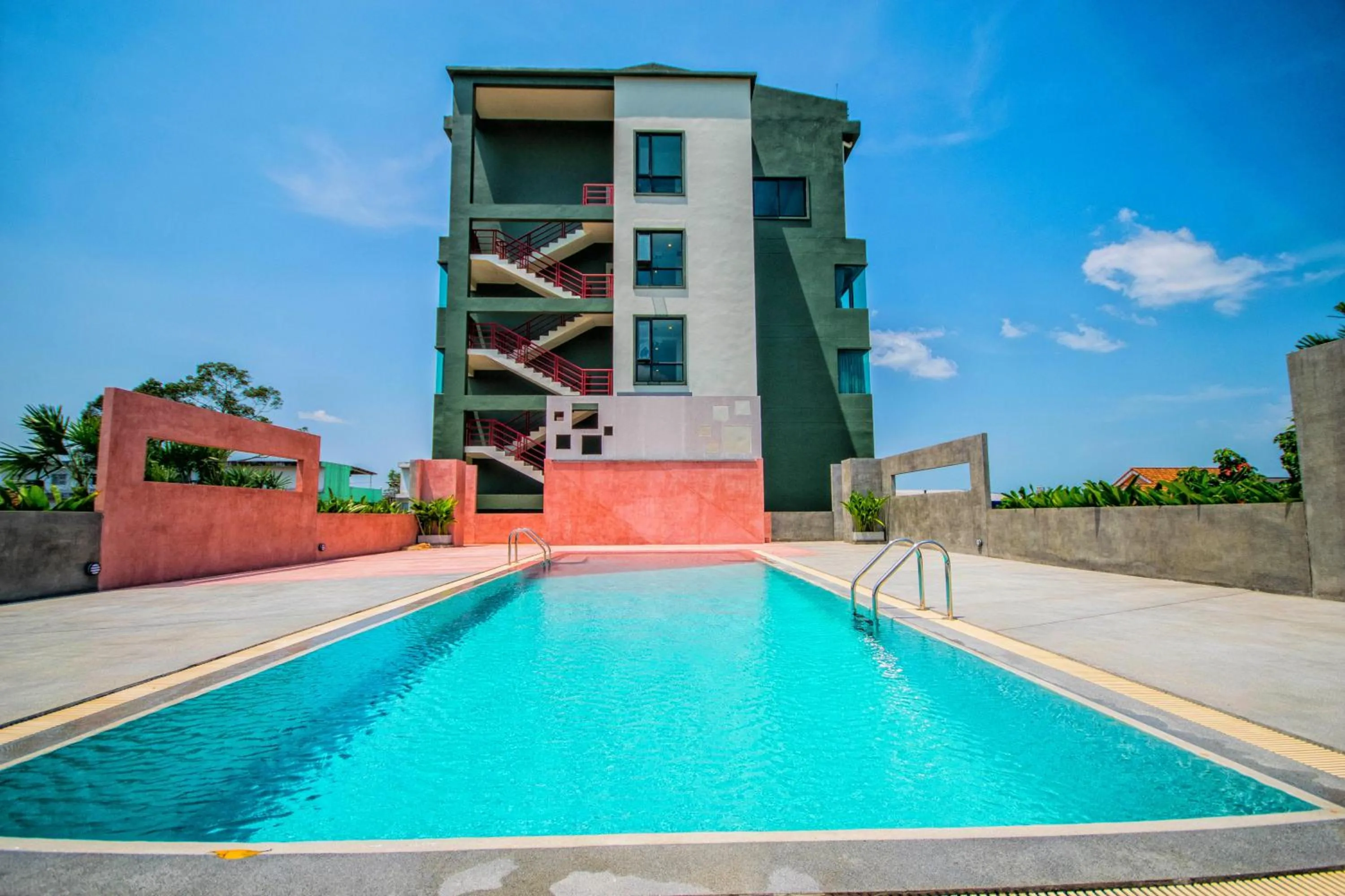 Swimming pool in Comet Hotel Surat Thani