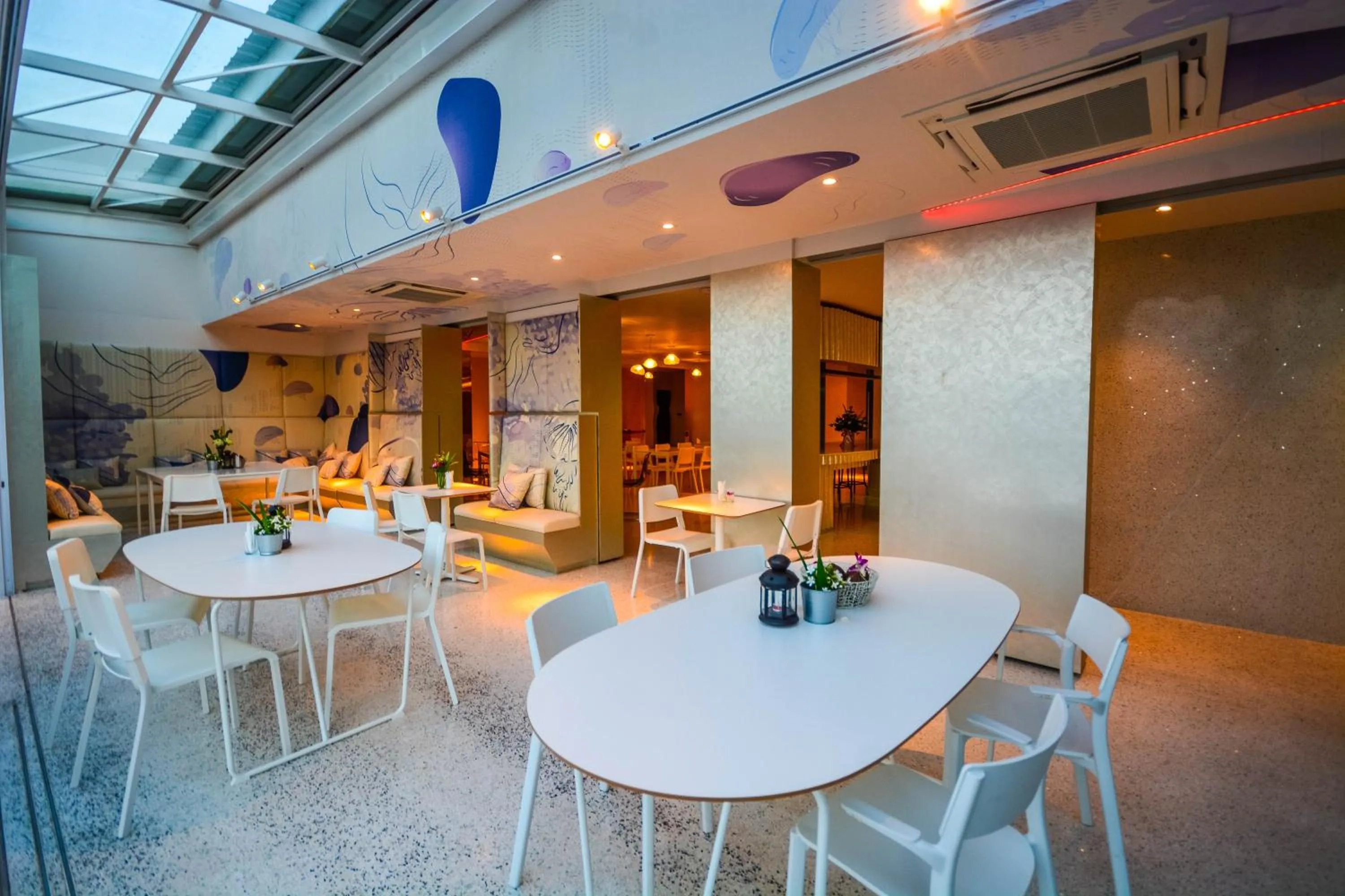 Restaurant/places to eat in Comet Hotel Surat Thani