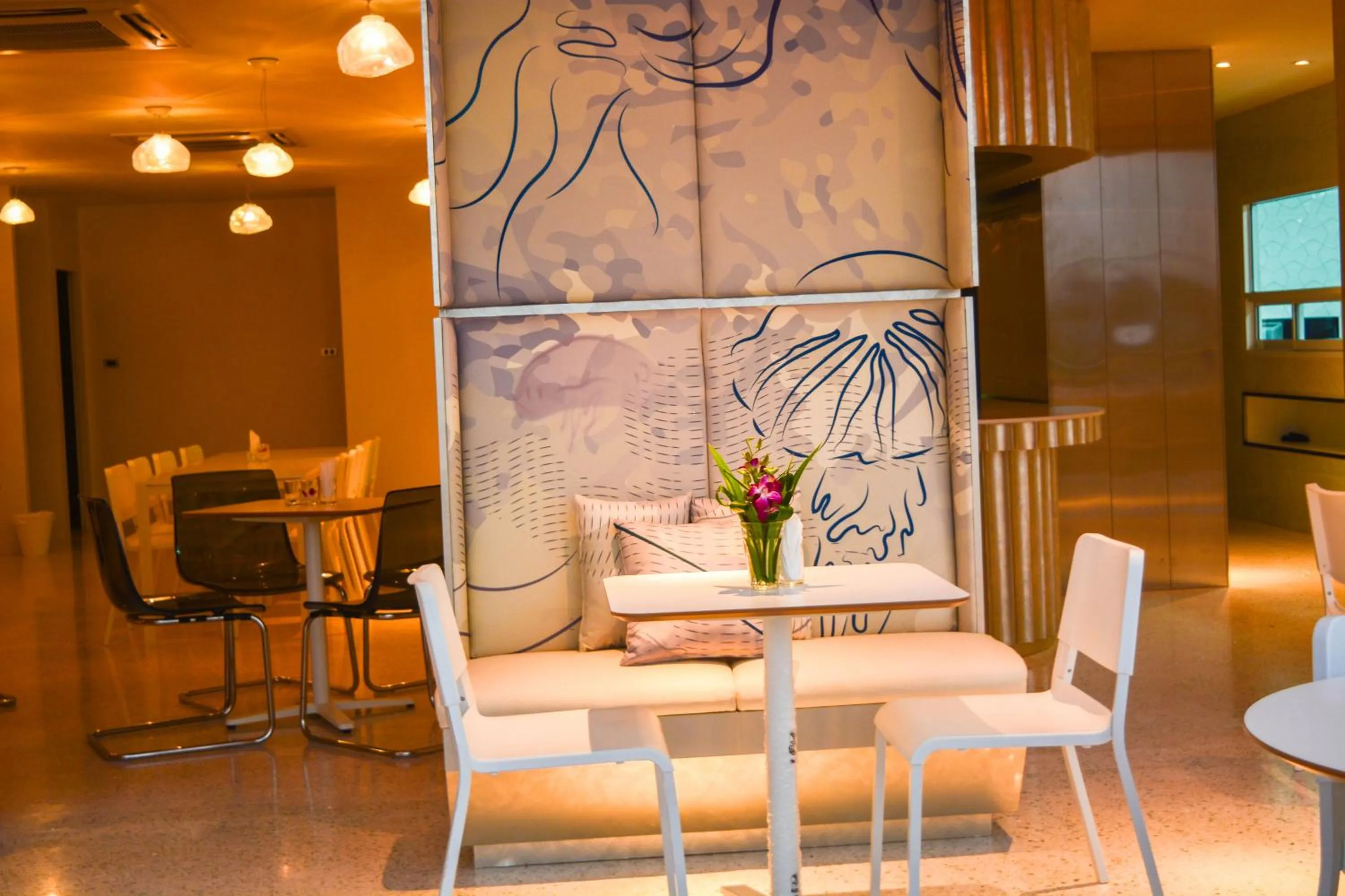 Restaurant/places to eat in Comet Hotel Surat Thani