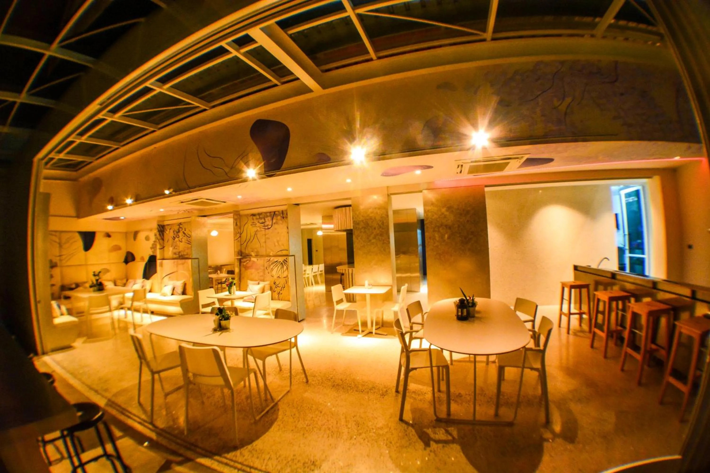 Restaurant/places to eat in Comet Hotel Surat Thani