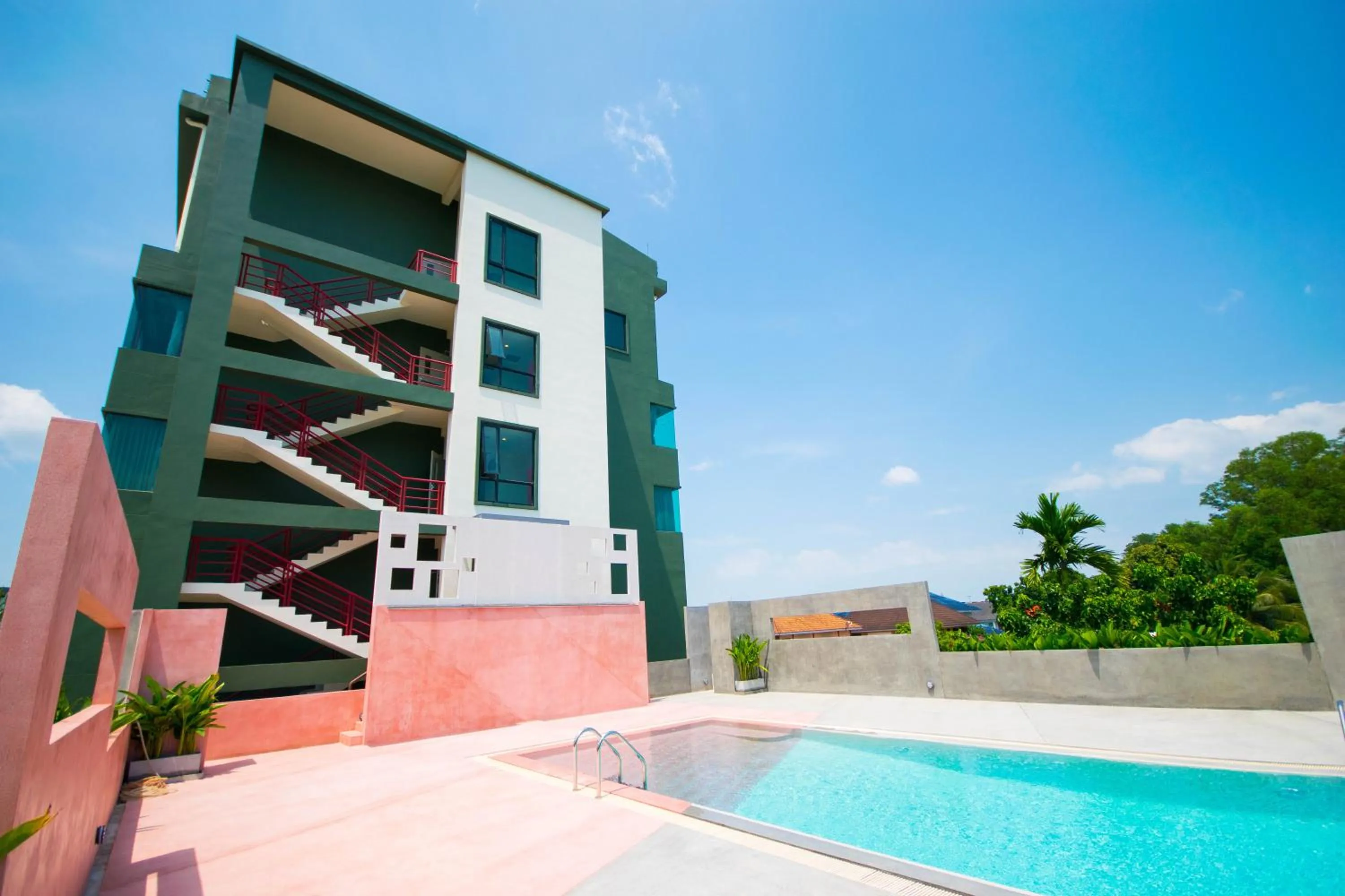 Swimming pool in Comet Hotel Surat Thani