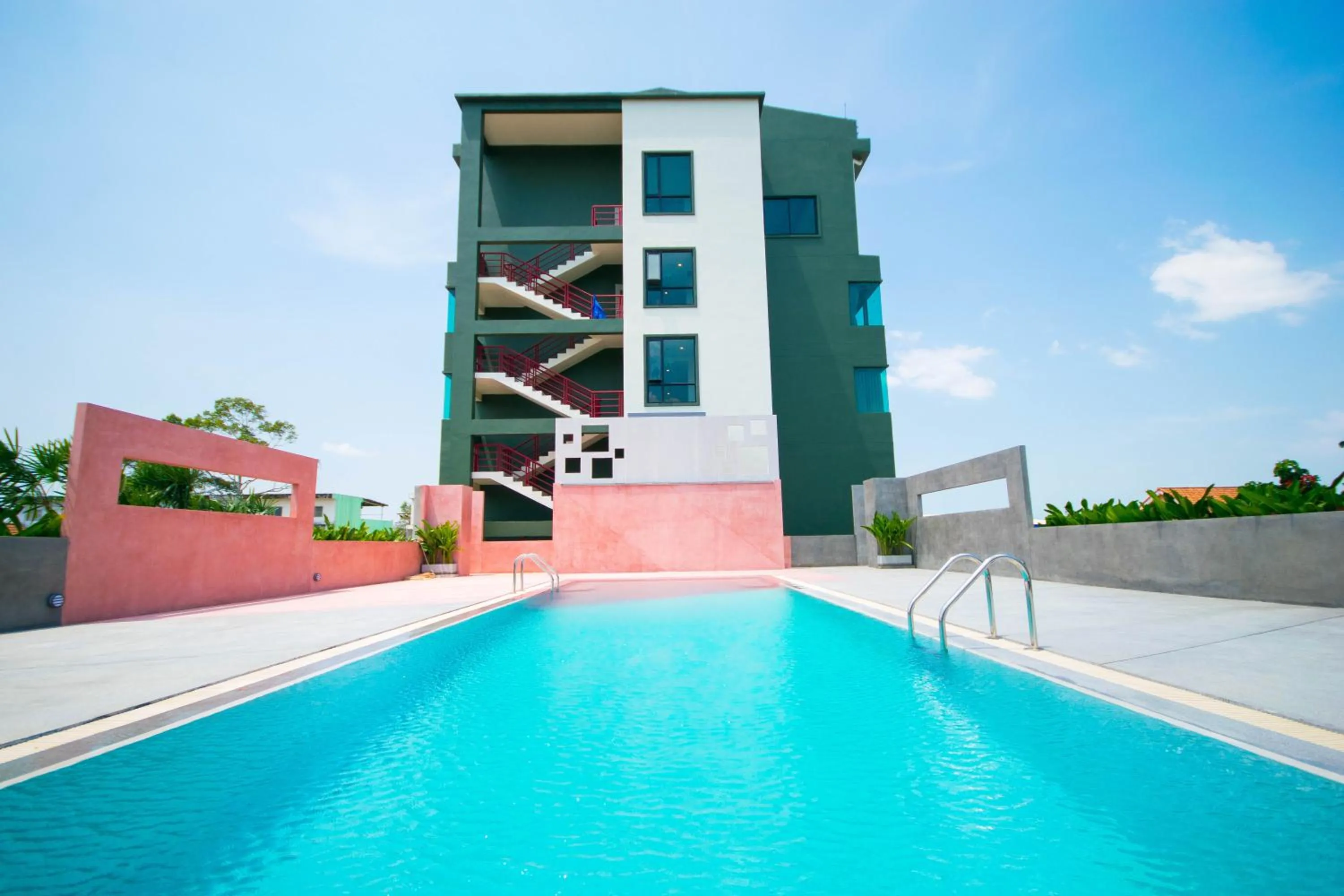 Swimming pool in Comet Hotel Surat Thani