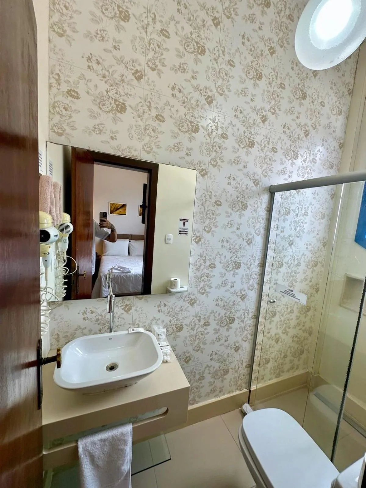 Shower in Hotel Lenheiros