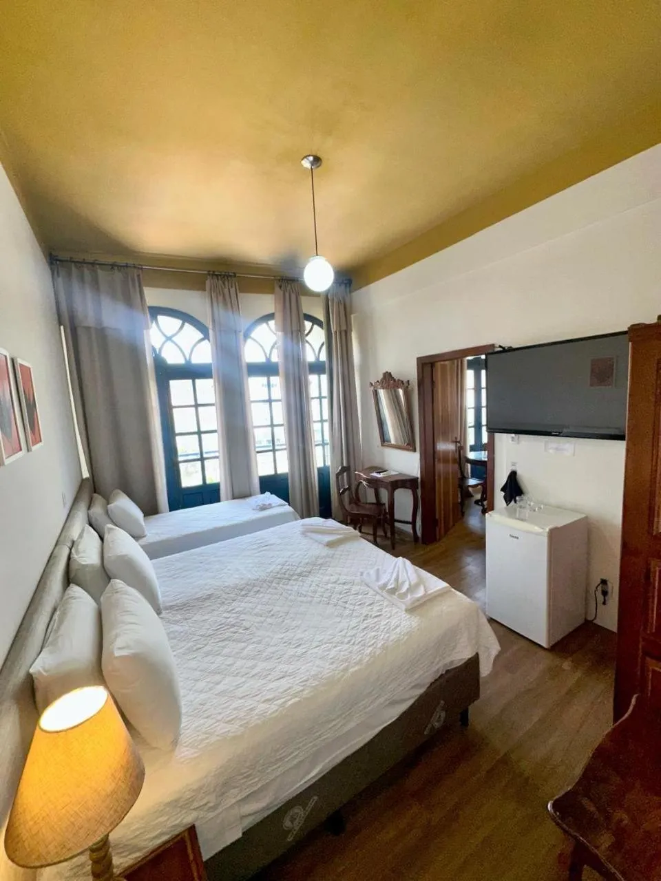 Communal lounge/ TV room, Bed in Hotel Lenheiros