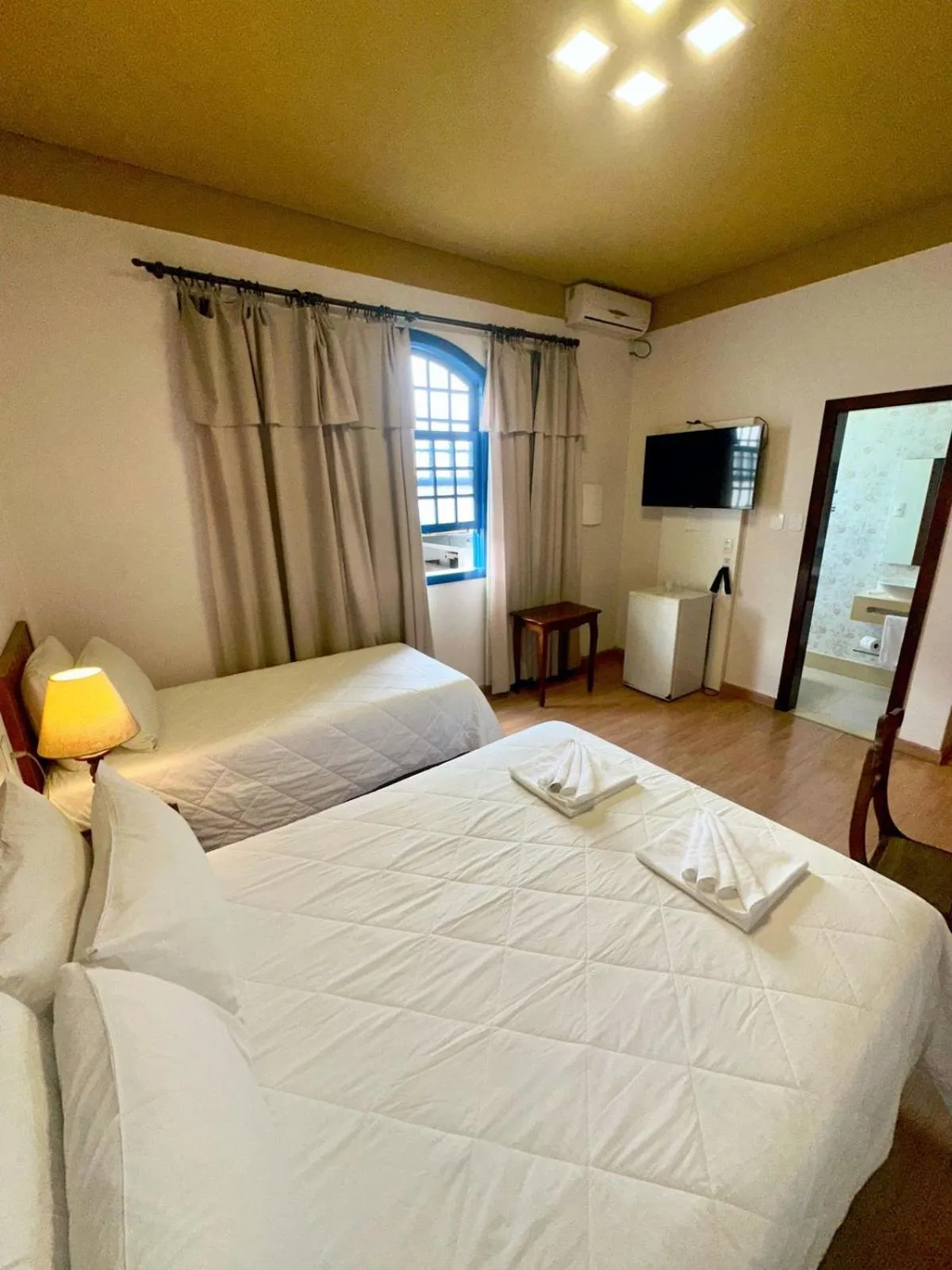 minibar, Bed in Hotel Lenheiros