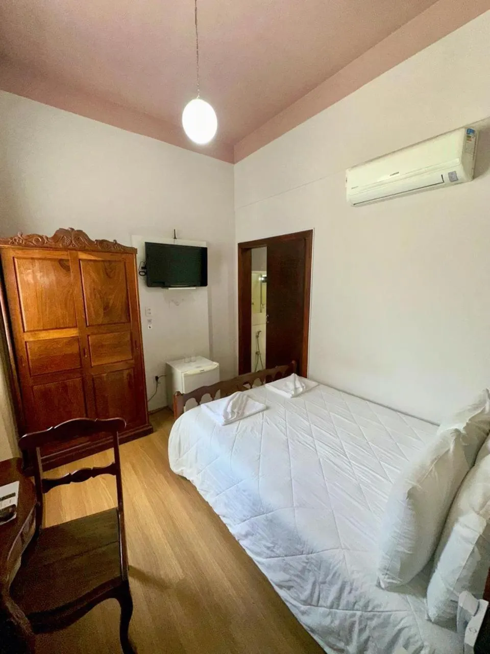 Communal lounge/ TV room, Bed in Hotel Lenheiros