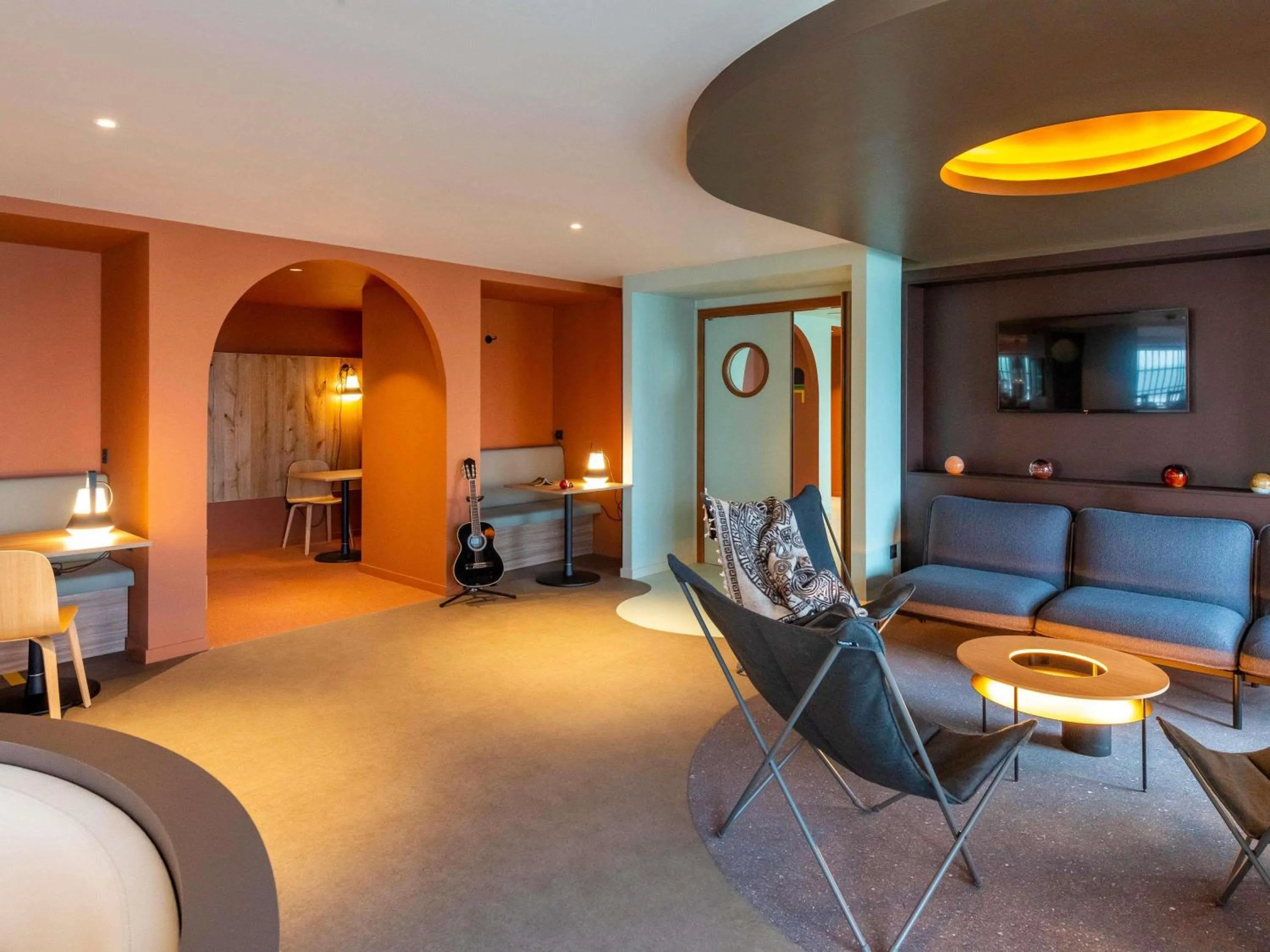 Lounge or bar in IBIS STYLES Rouen Parc Expos Zenith