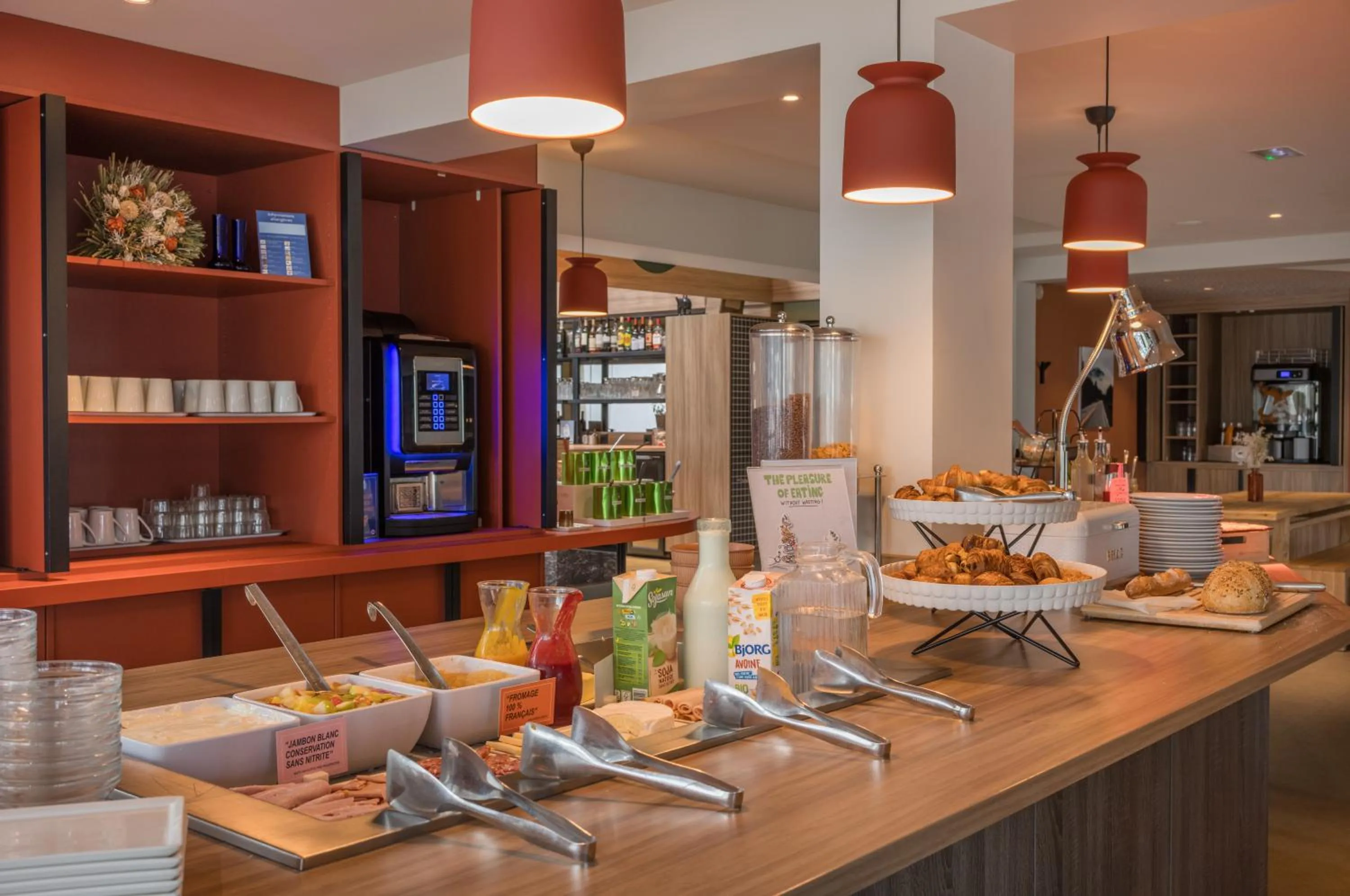 Breakfast in IBIS STYLES Rouen Parc Expos Zenith