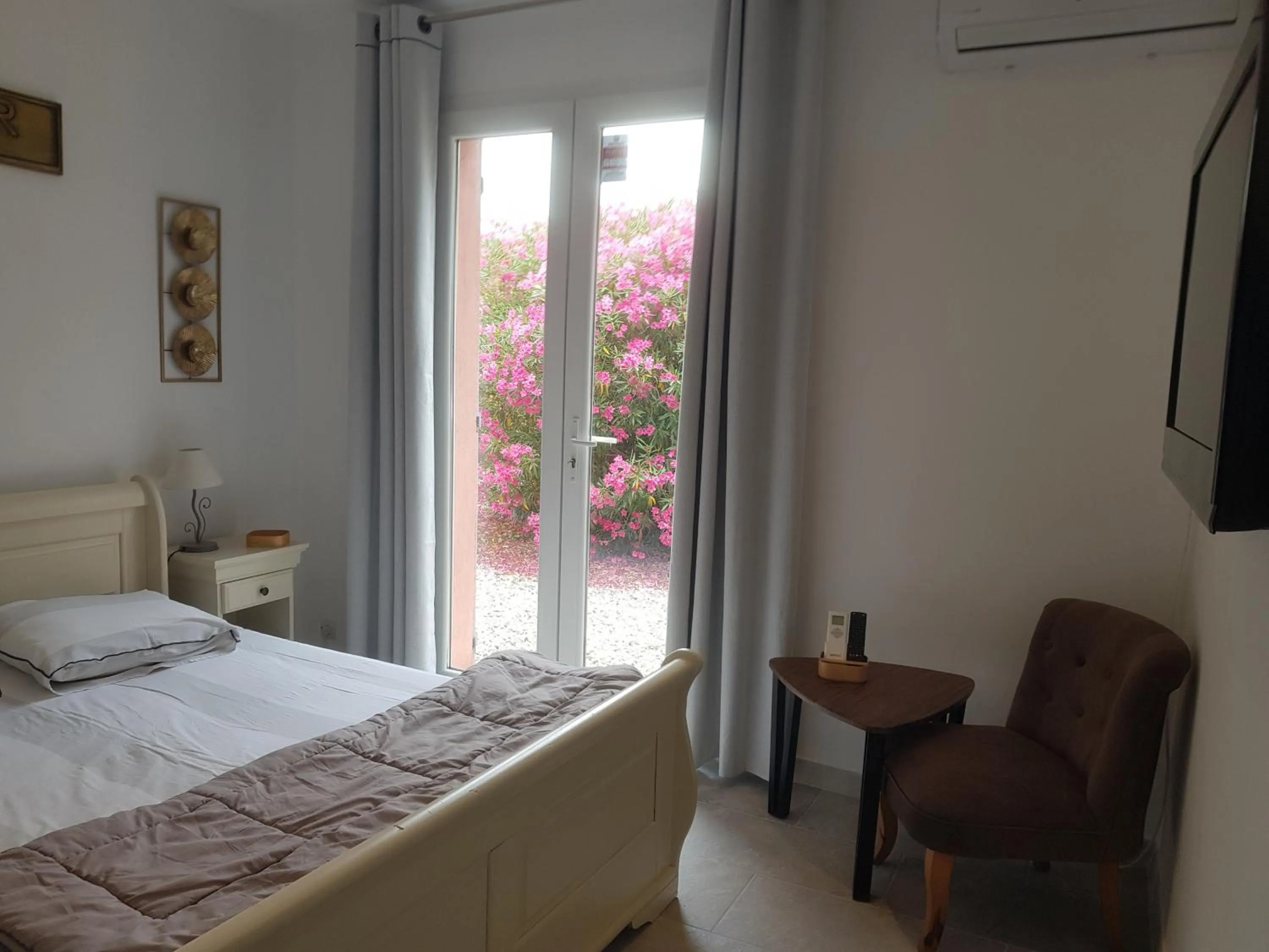 Photo of the whole room, Bed in Les Lézards 2 au Soleil Draguignan