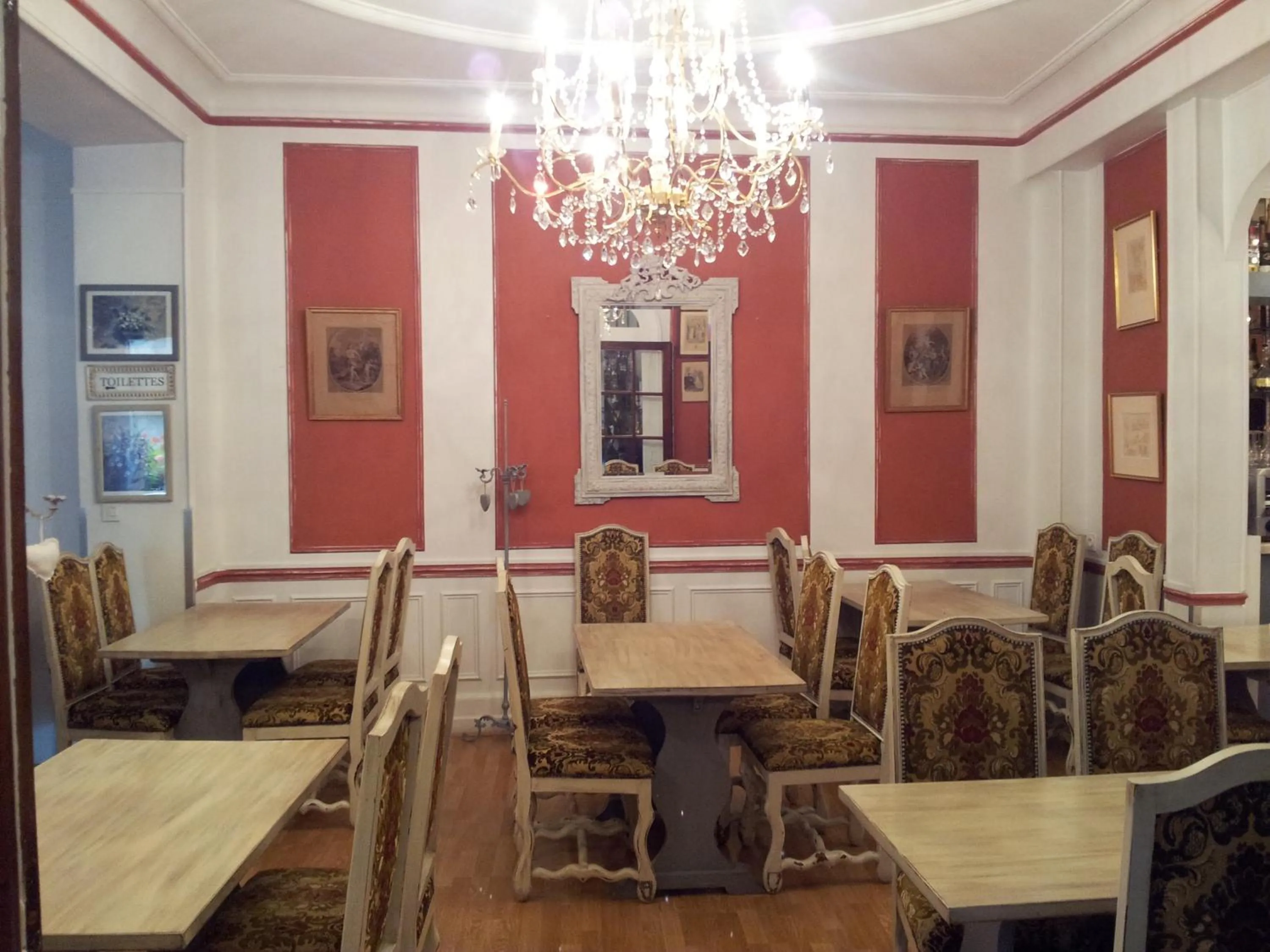 Restaurant/places to eat in Hôtel Crystal Reims Centre