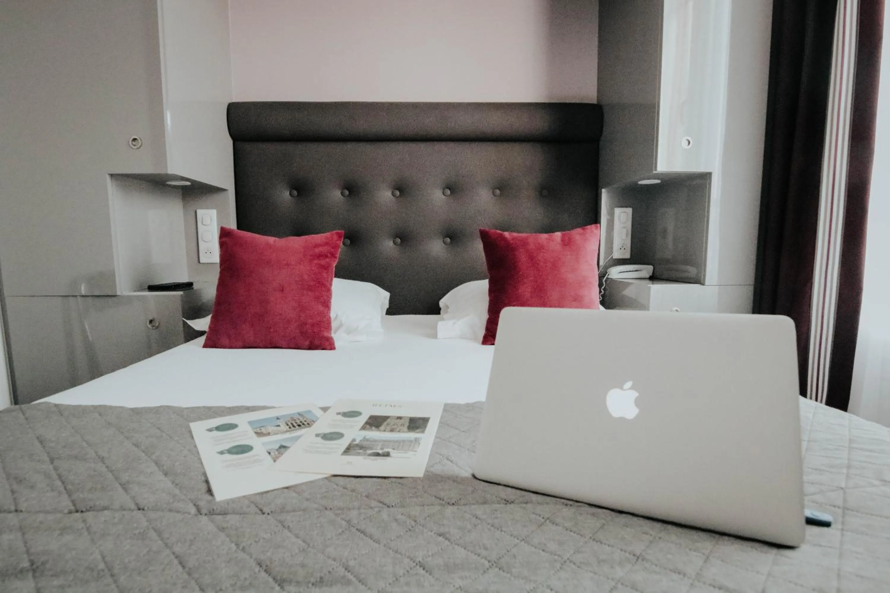 Bed in Hôtel Crystal Reims Centre