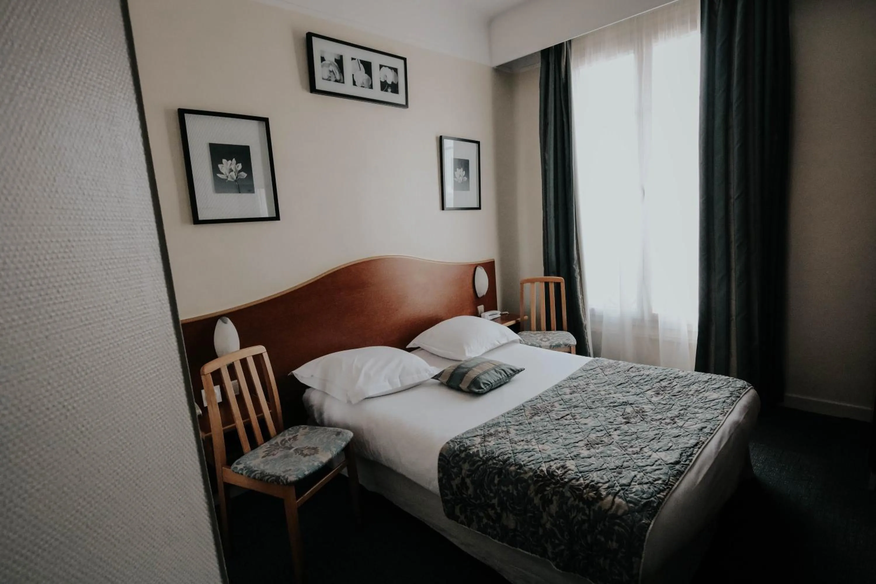Bed in Hôtel Crystal Reims Centre
