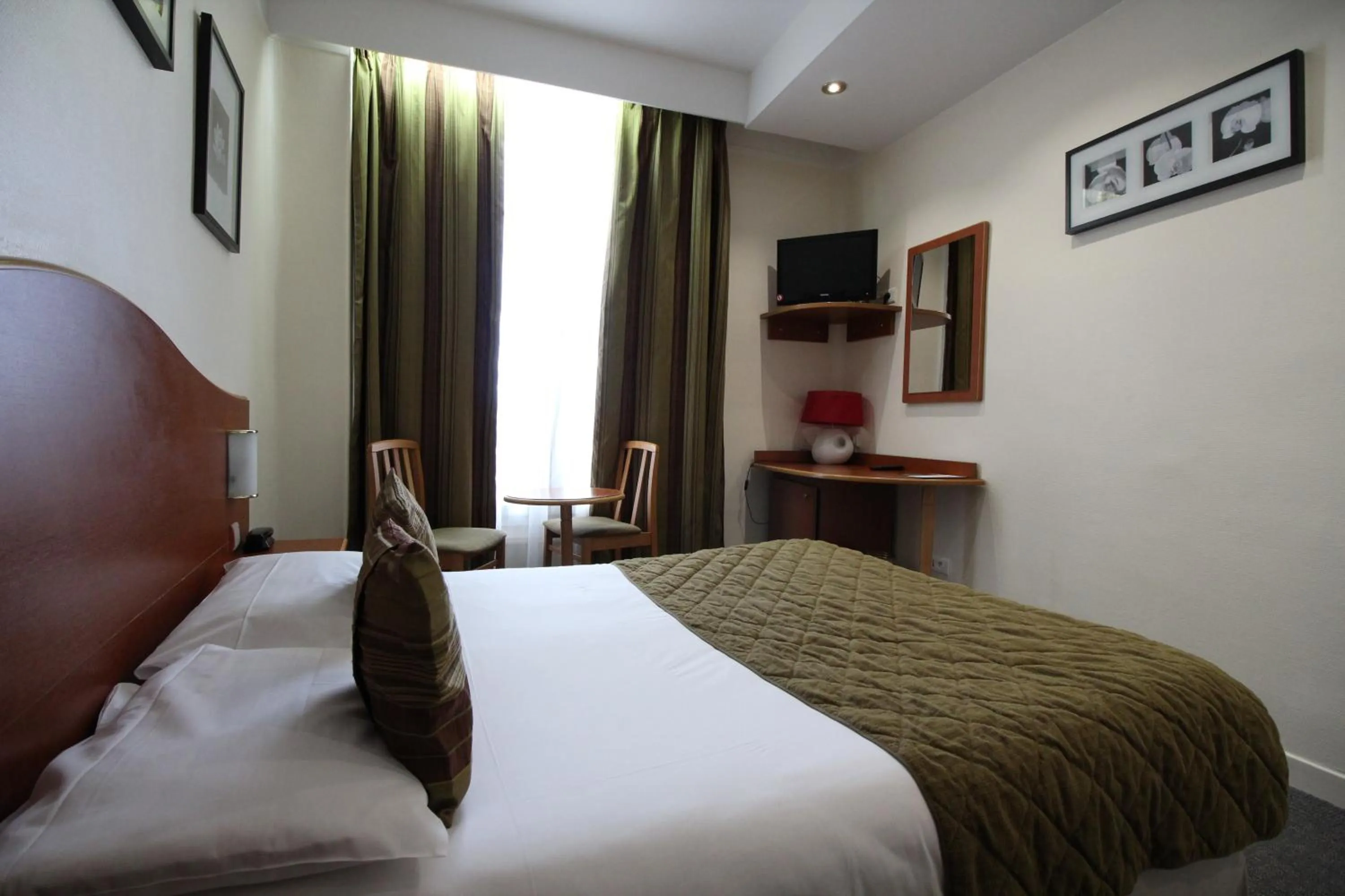 Photo of the whole room, Bed in Hôtel Crystal Reims Centre