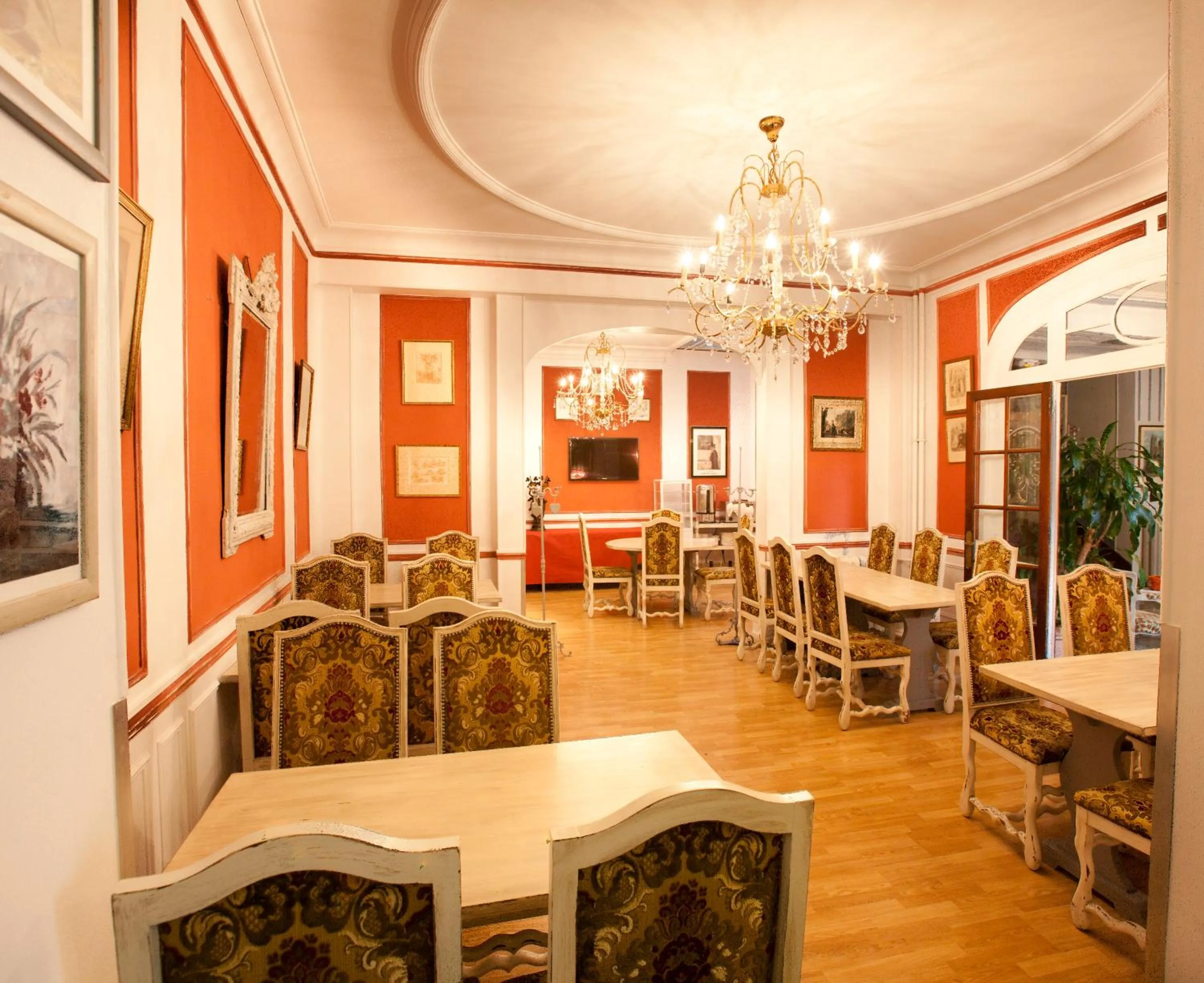 Restaurant/places to eat in Hôtel Crystal Reims Centre