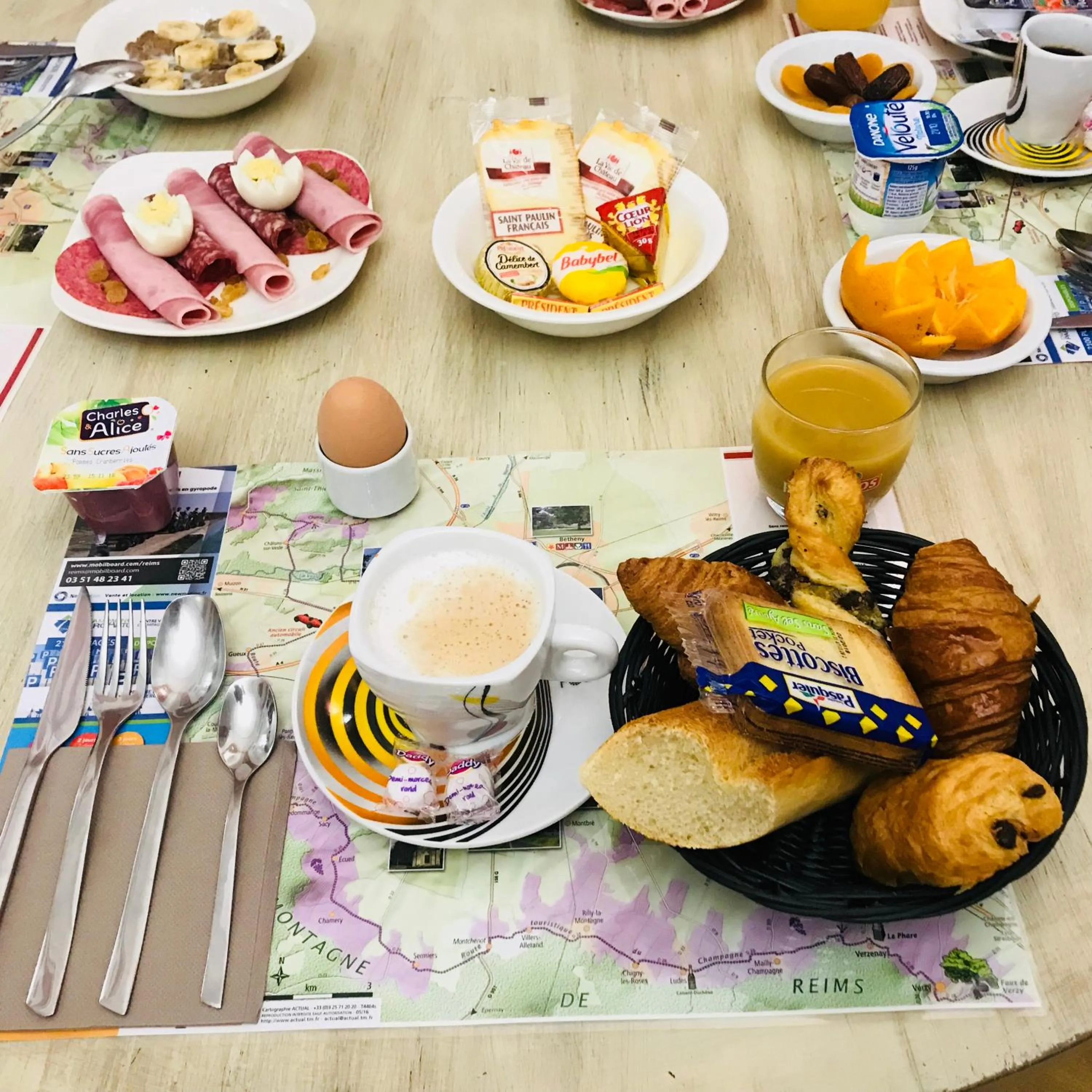 Breakfast in Hôtel Crystal Reims Centre