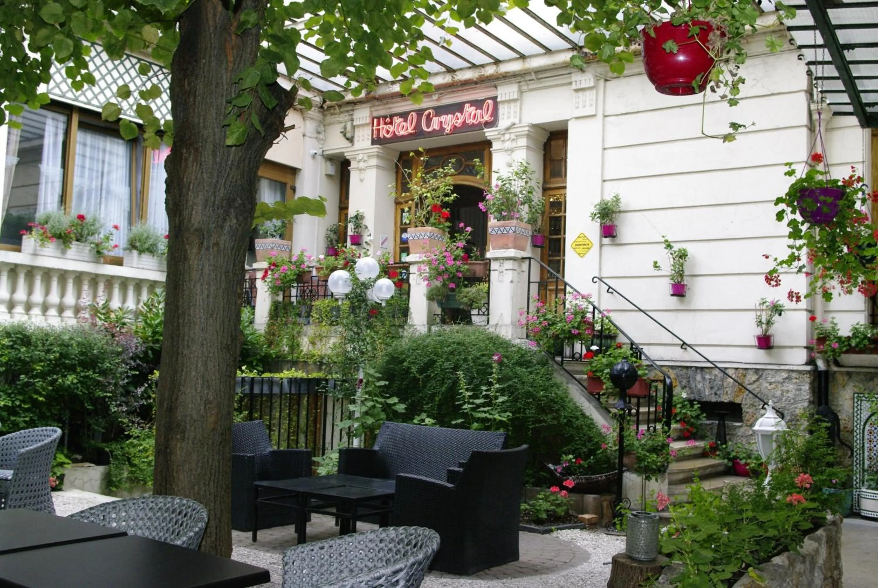 Garden in Hôtel Crystal Reims Centre