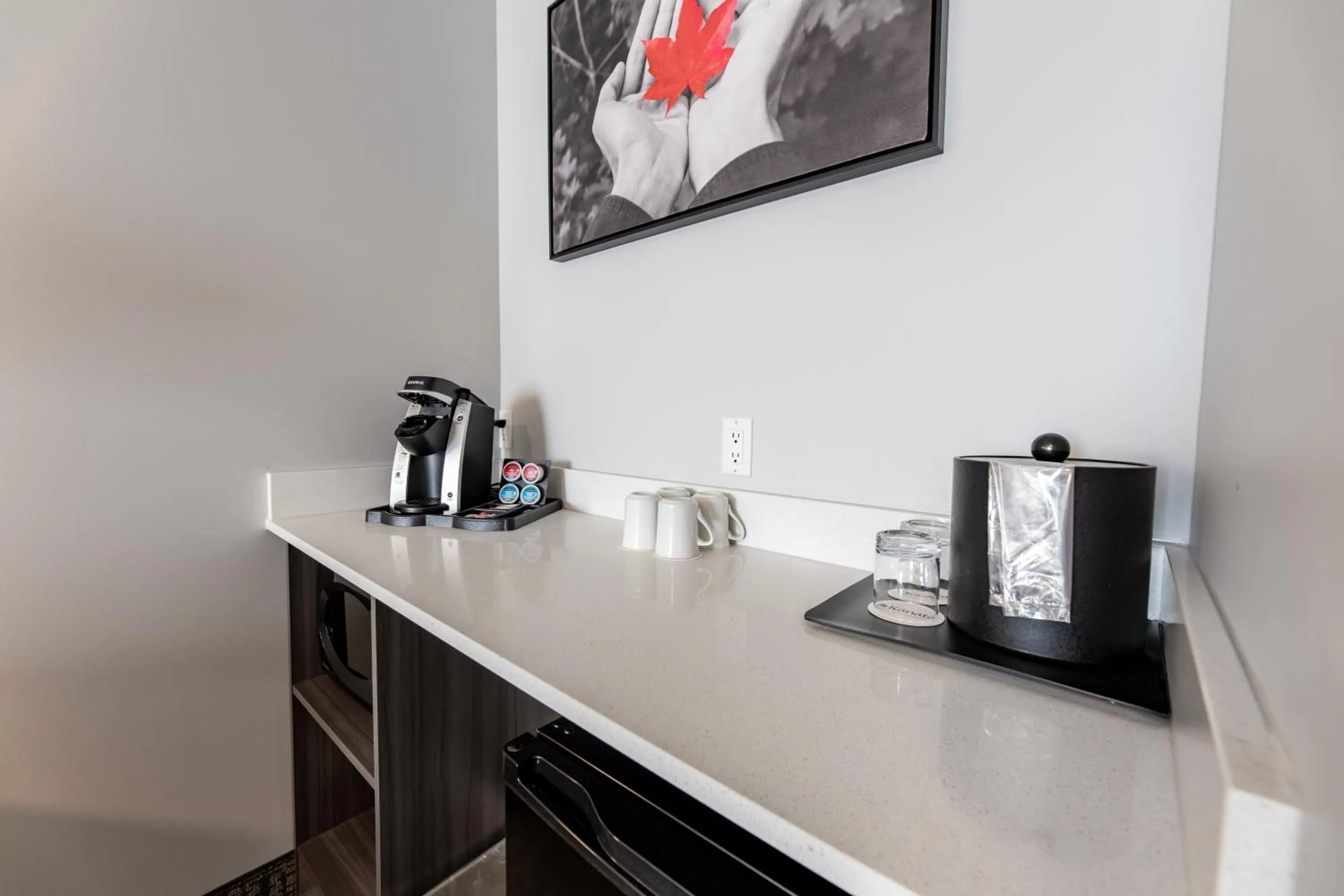 Coffee/tea facilities in The Kanata by BCMInns - Hinton