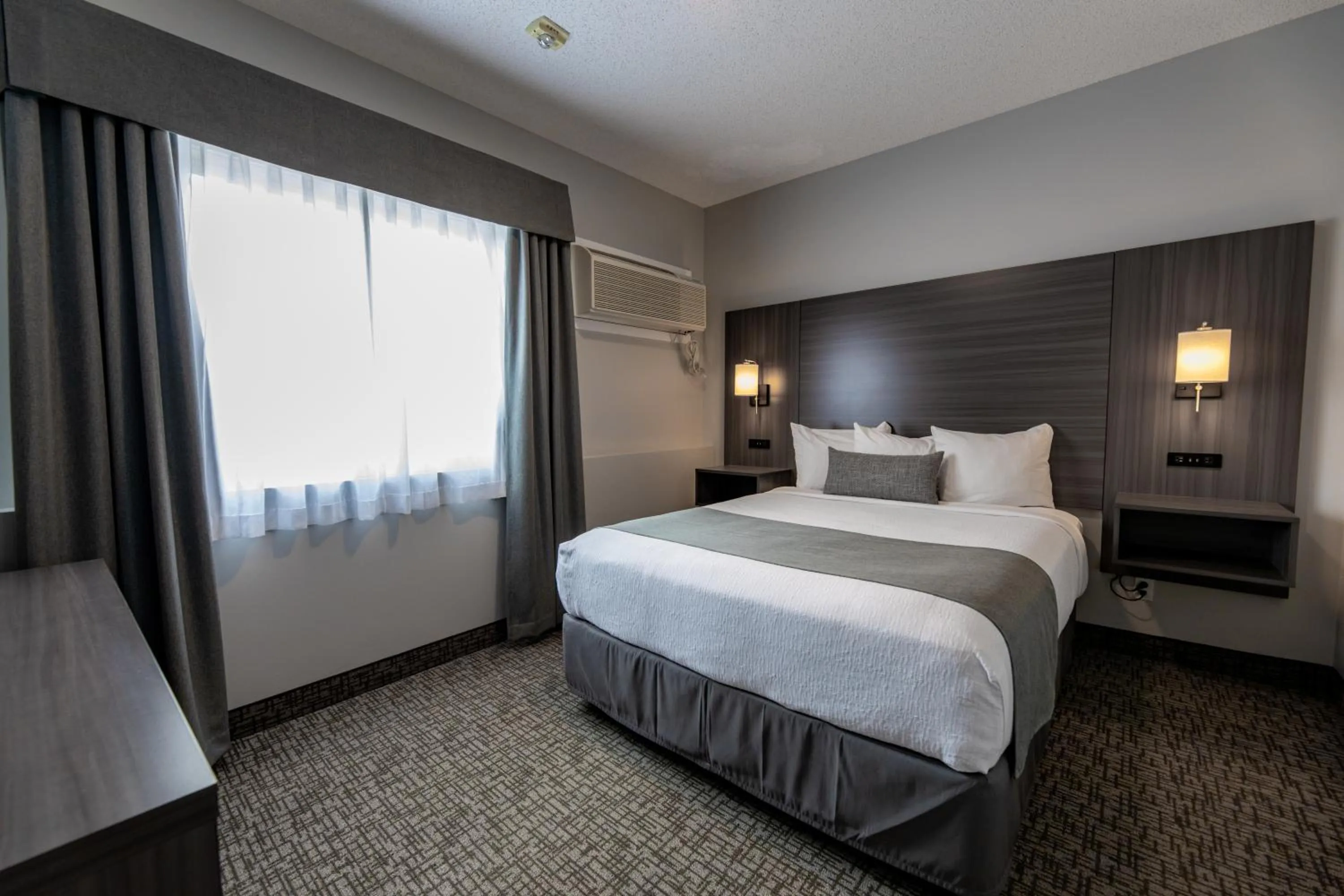 Bedroom, Bed in The Kanata by BCMInns - Hinton