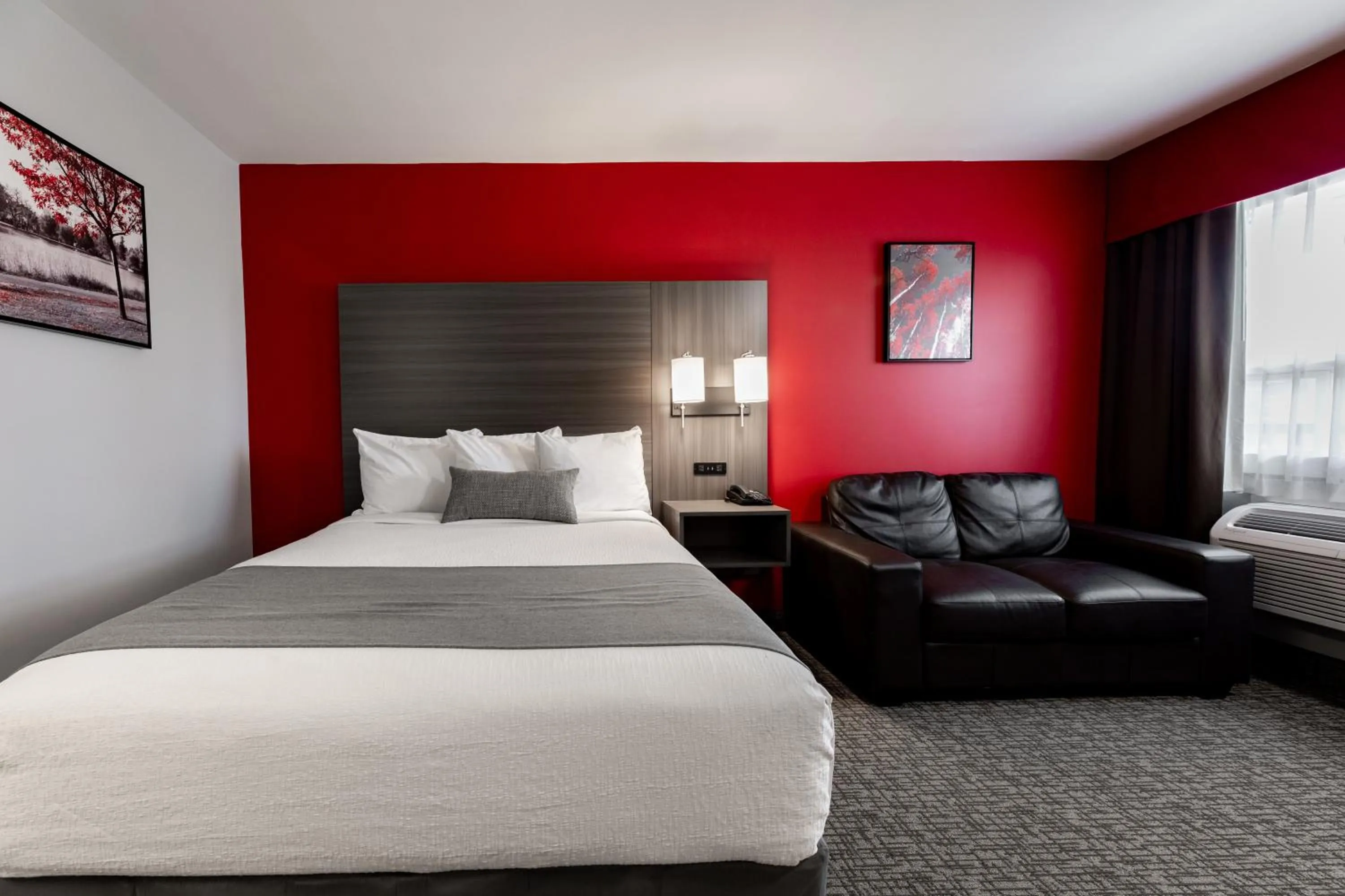 Seating area, Bed in The Kanata by BCMInns - Hinton