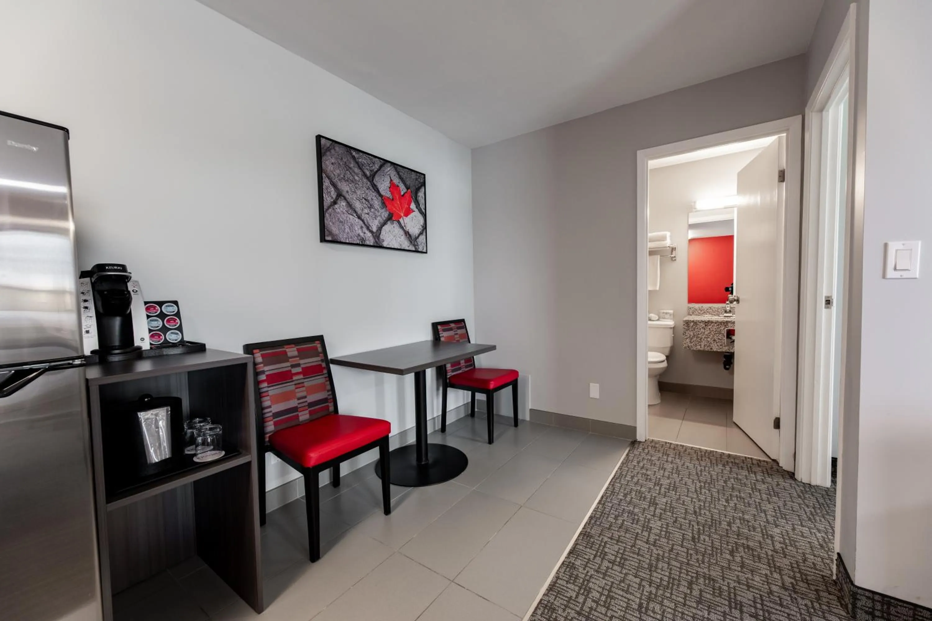 Coffee/tea facilities, Bed in The Kanata by BCMInns - Hinton