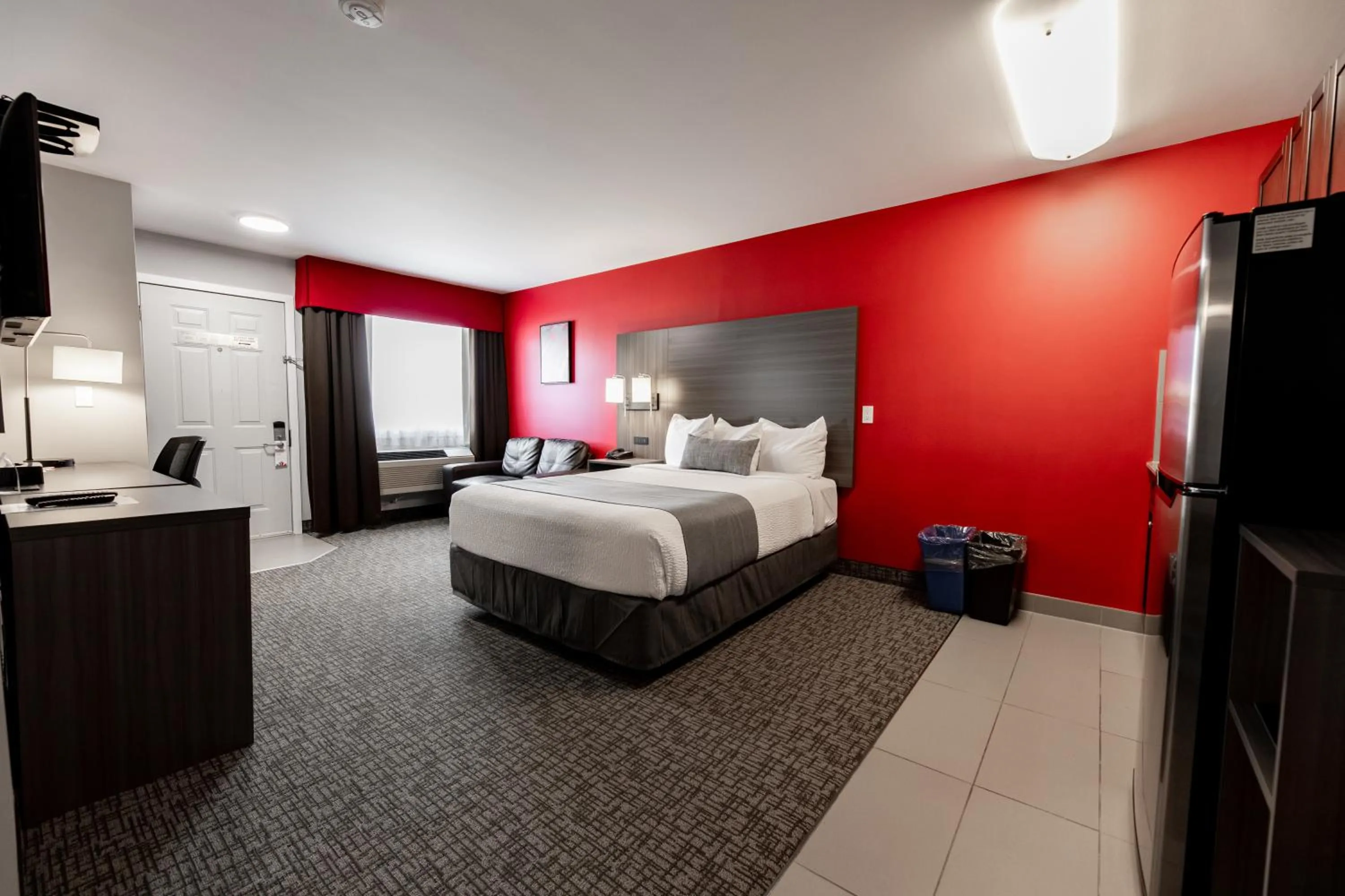 Photo of the whole room, Bed in The Kanata by BCMInns - Hinton