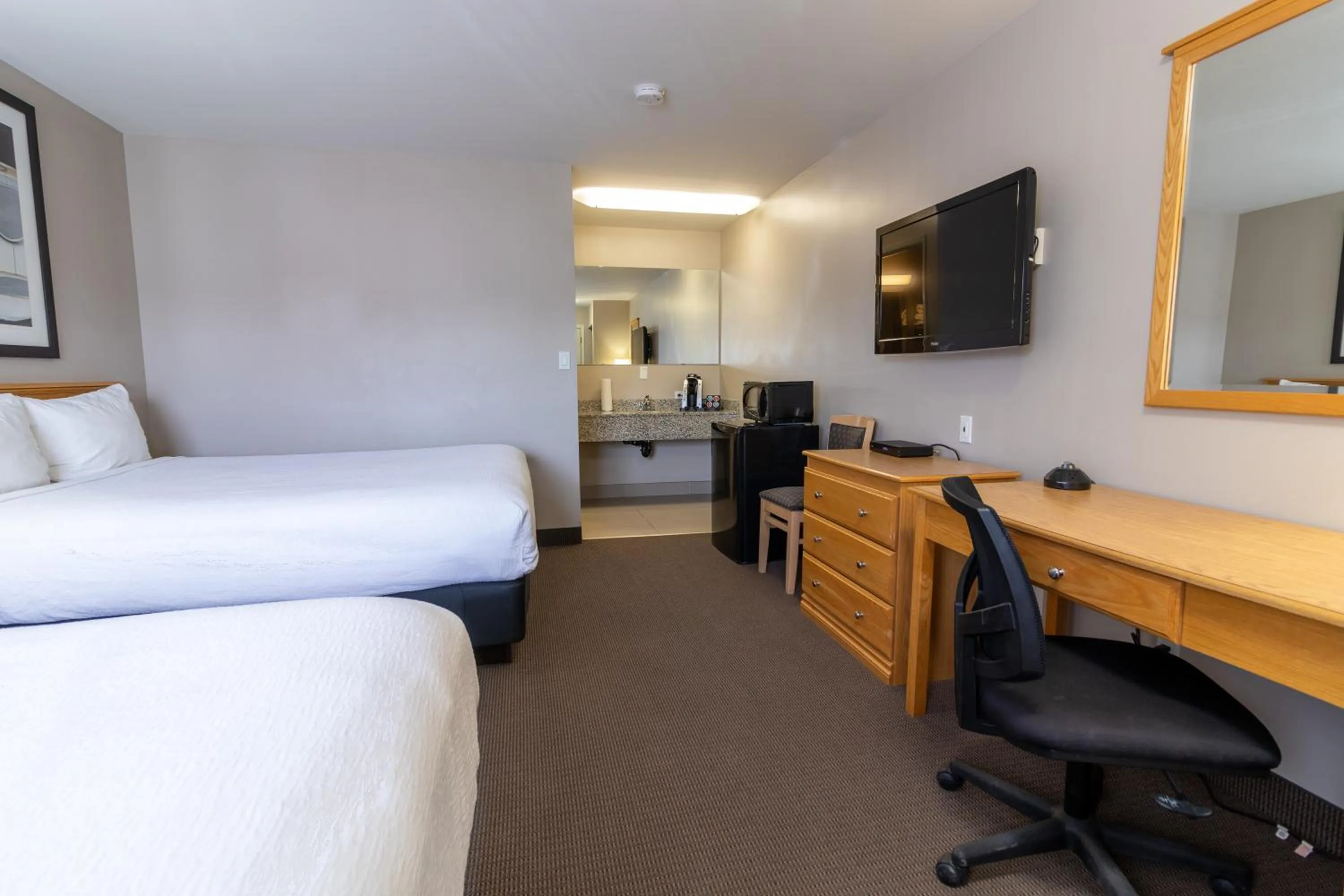 Photo of the whole room, Bed in The Kanata by BCMInns - Hinton