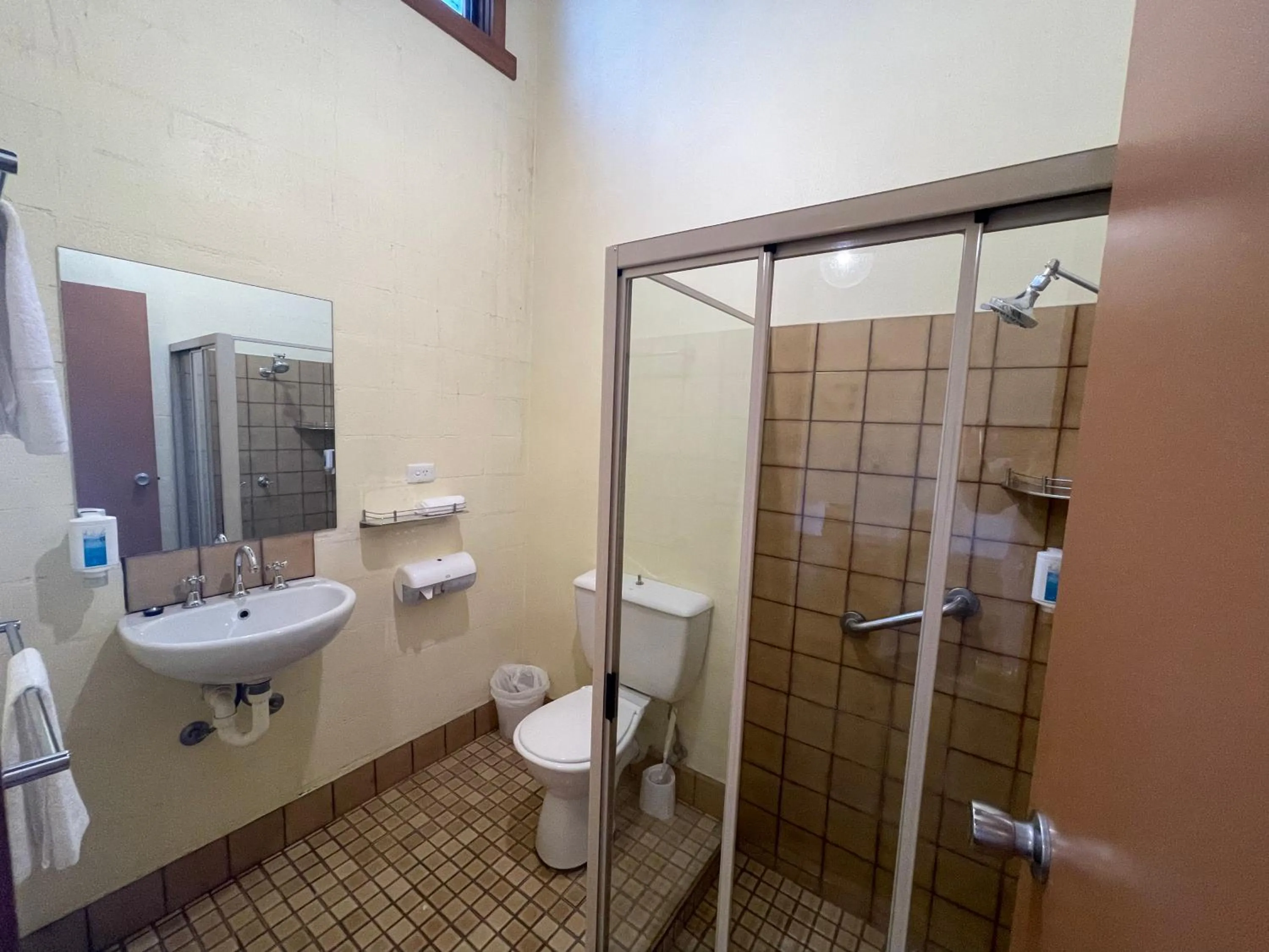 Mountain Creek Motel Bar & Restaurant