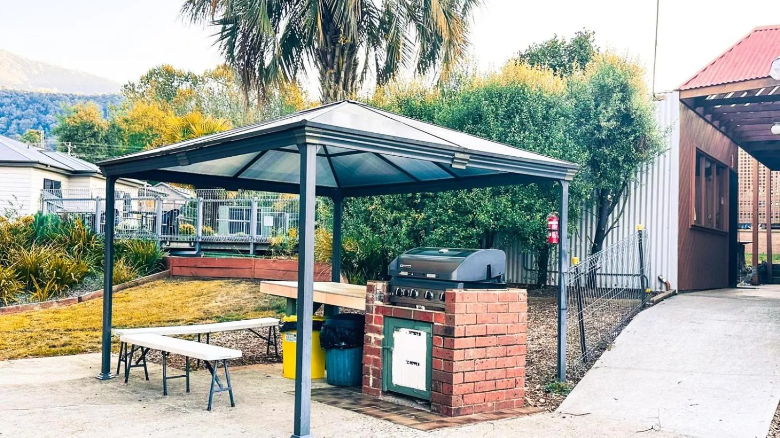 Mountain Creek Motel Bar & Restaurant