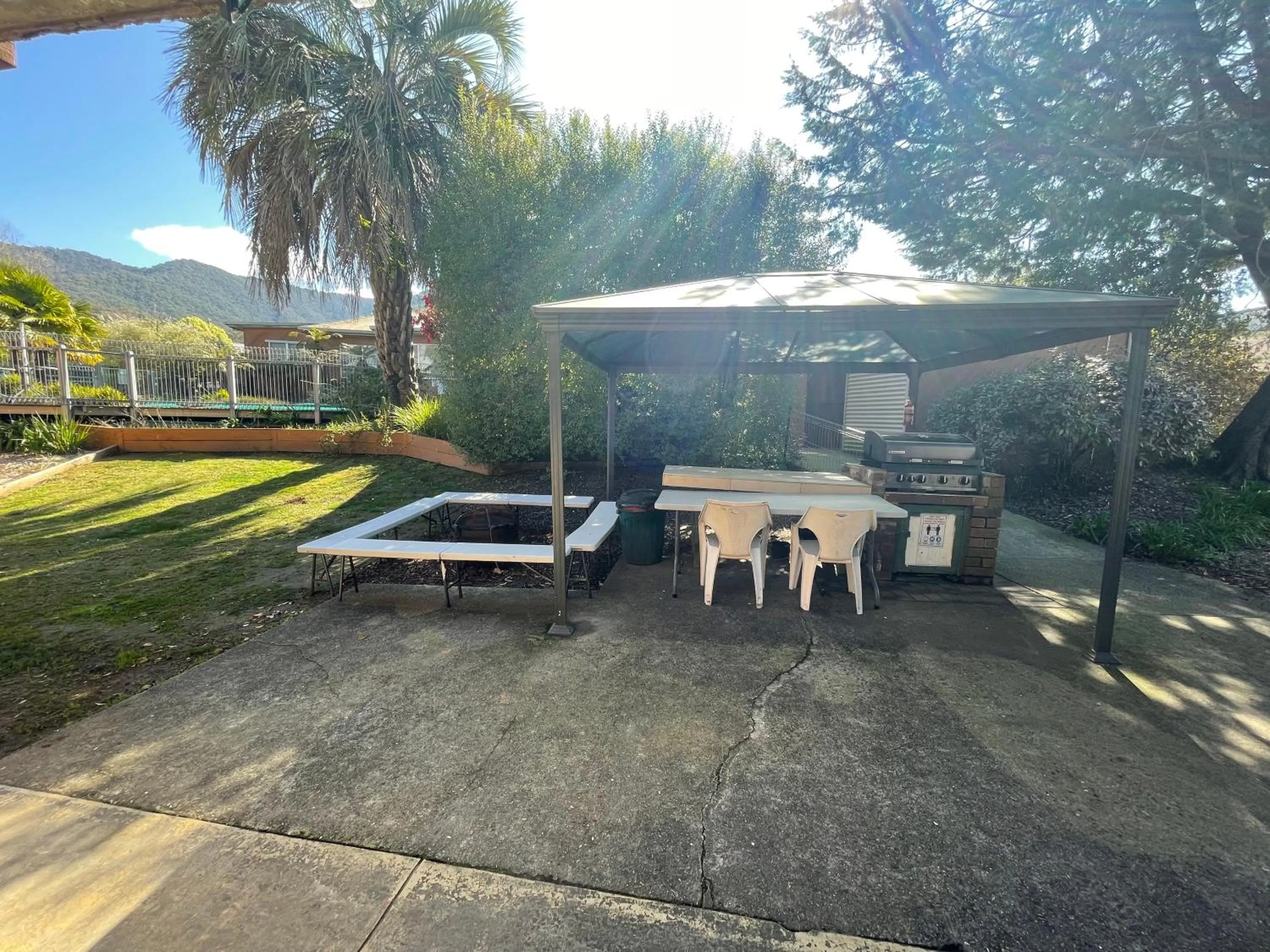 Mountain Creek Motel Bar & Restaurant