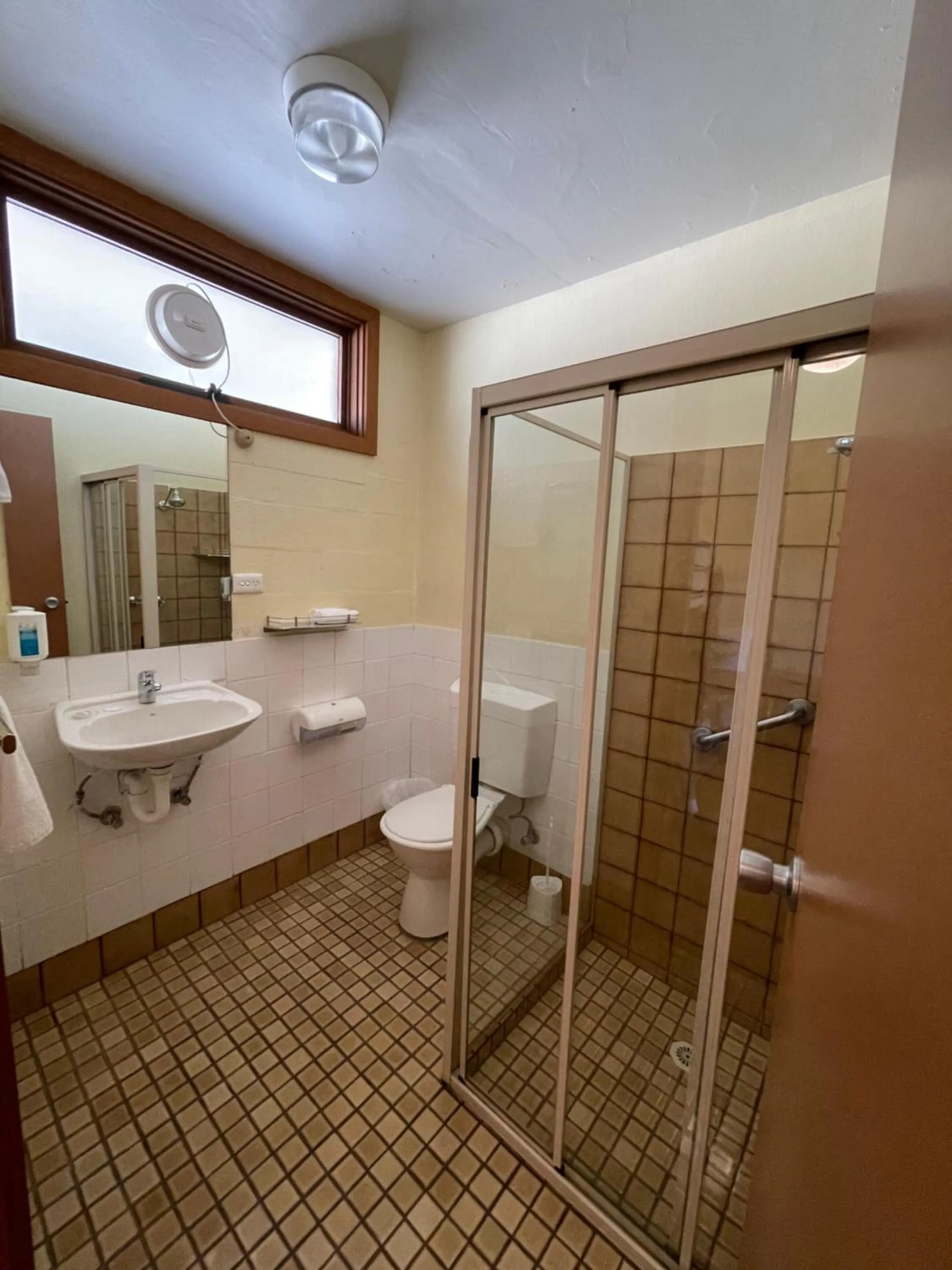 Mountain Creek Motel Bar & Restaurant