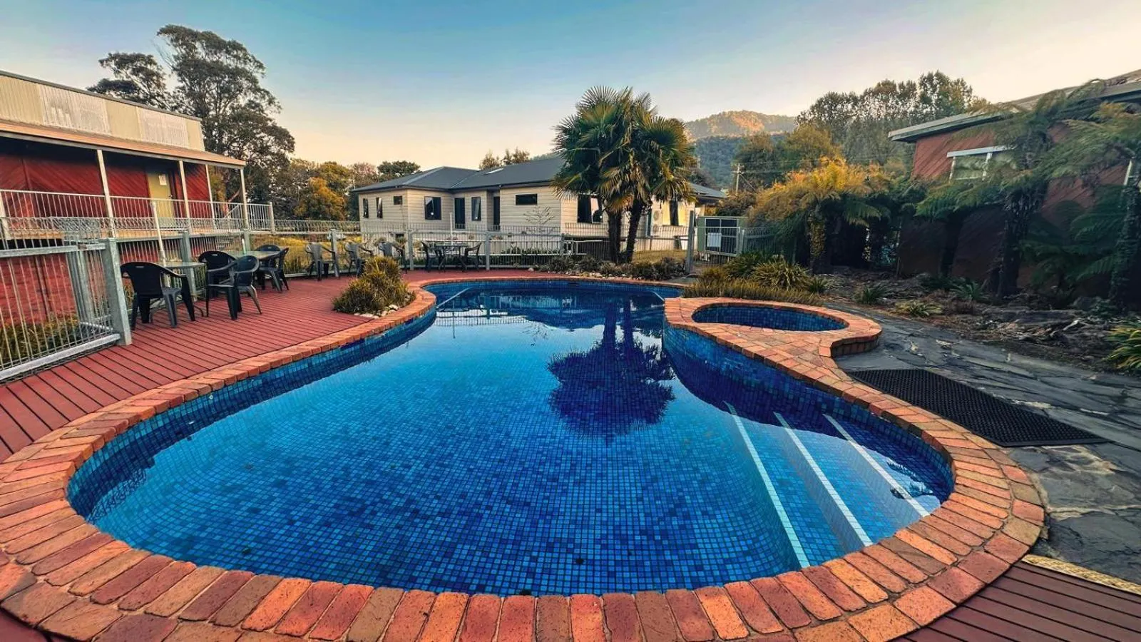 Swimming pool in Mountain Creek Motel Bar & Restaurant