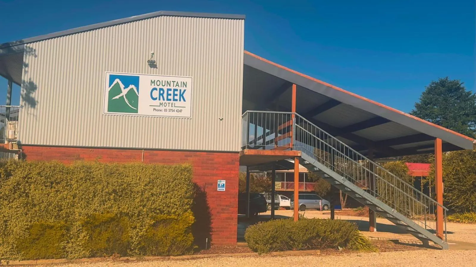 Mountain Creek Motel Bar & Restaurant