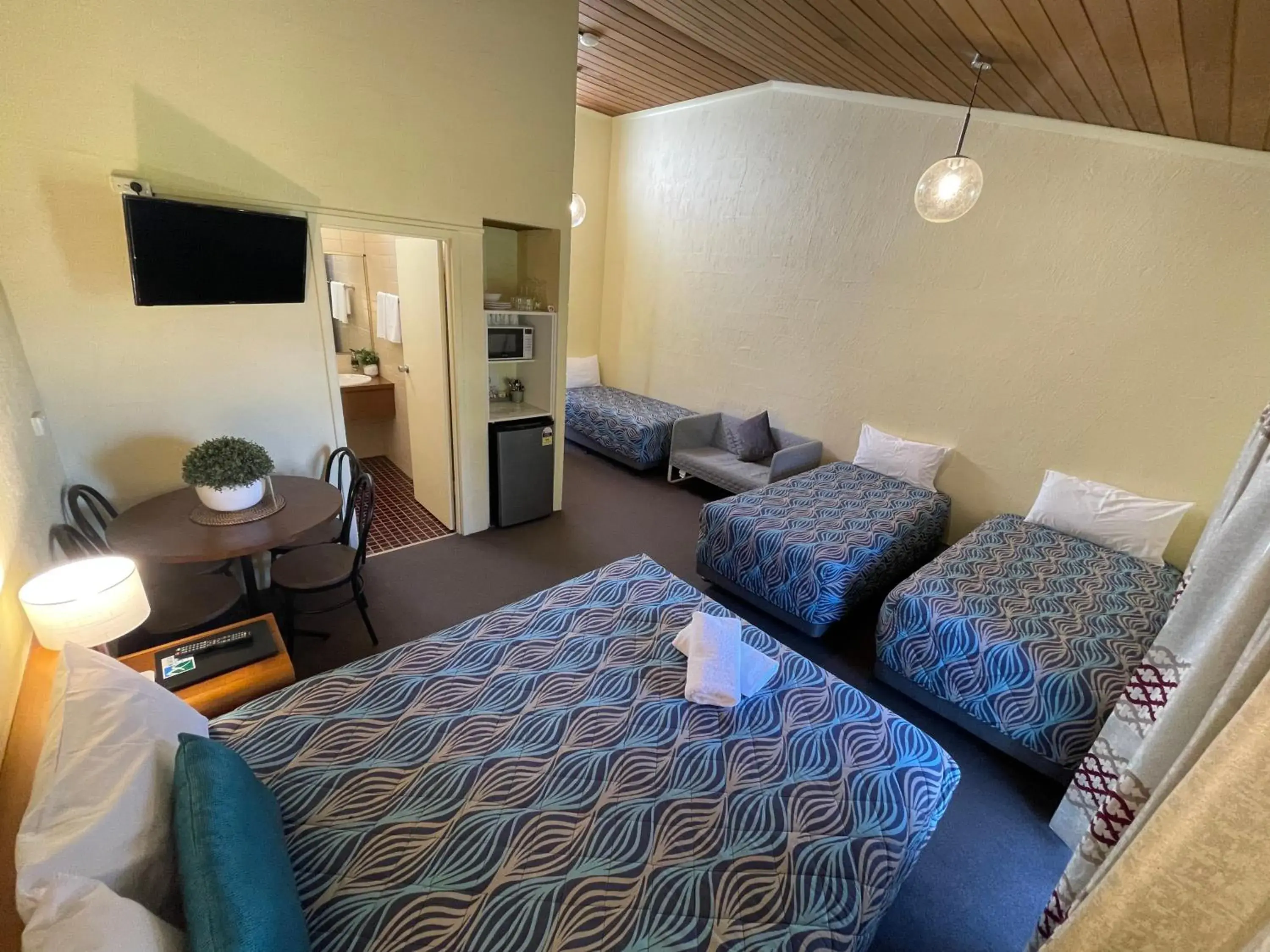 Family Room with Mountain View in Mountain Creek Motel Bar & Restaurant Family Room with Mountain View in Mountain Creek Motel Bar & Restaurant