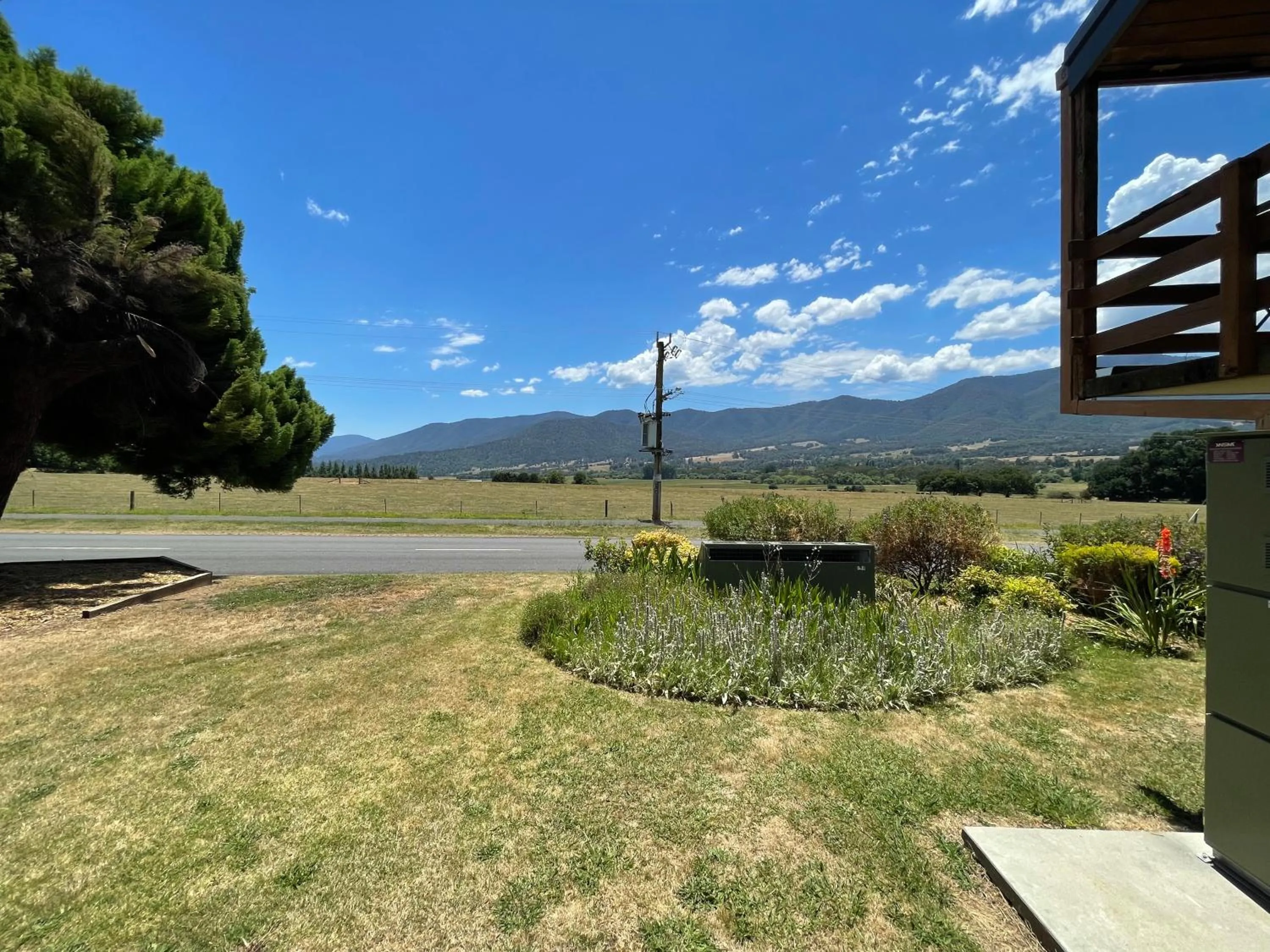 Mountain Creek Motel Bar & Restaurant