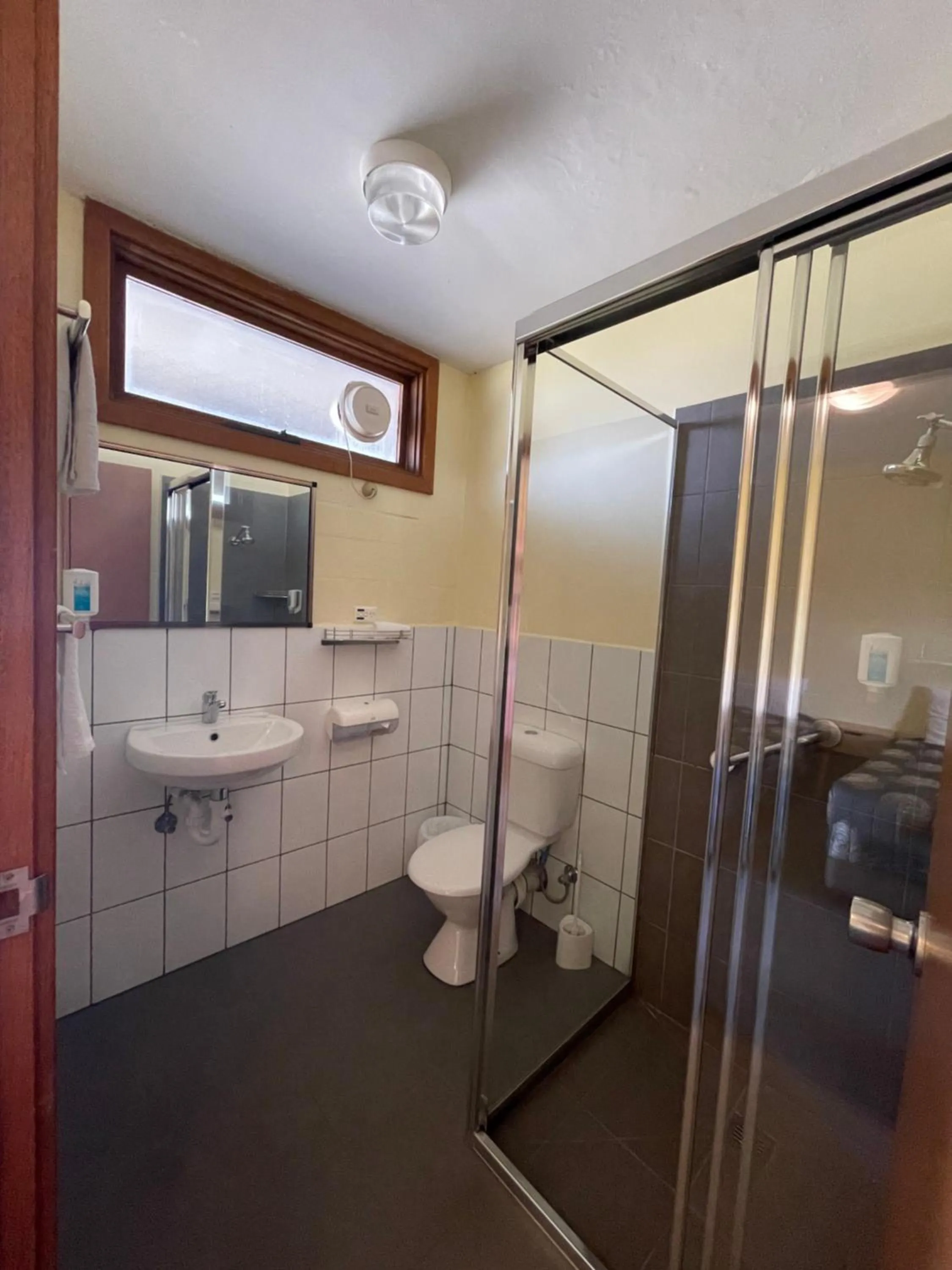 Mountain Creek Motel Bar & Restaurant