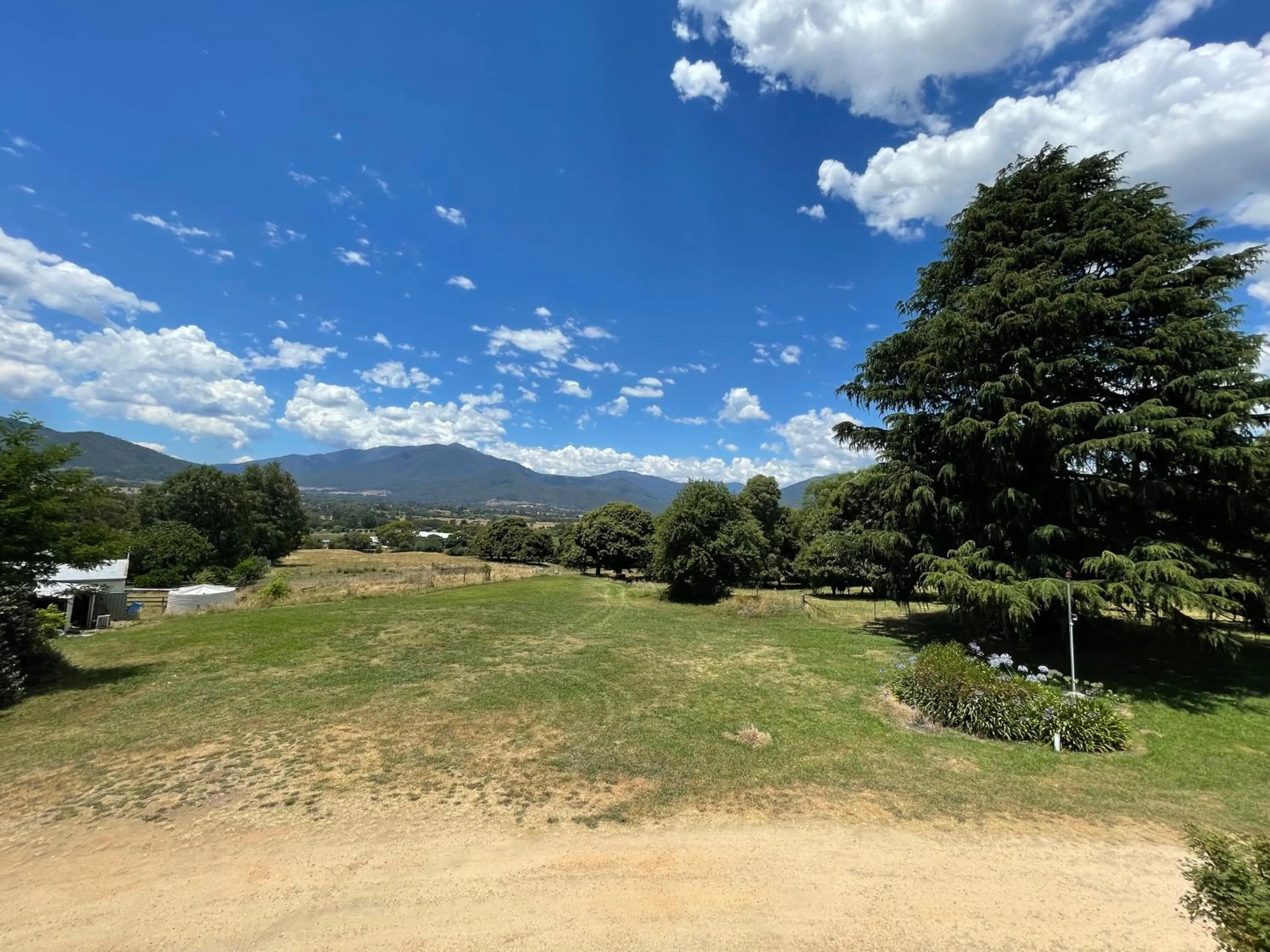 Mountain Creek Motel Bar & Restaurant