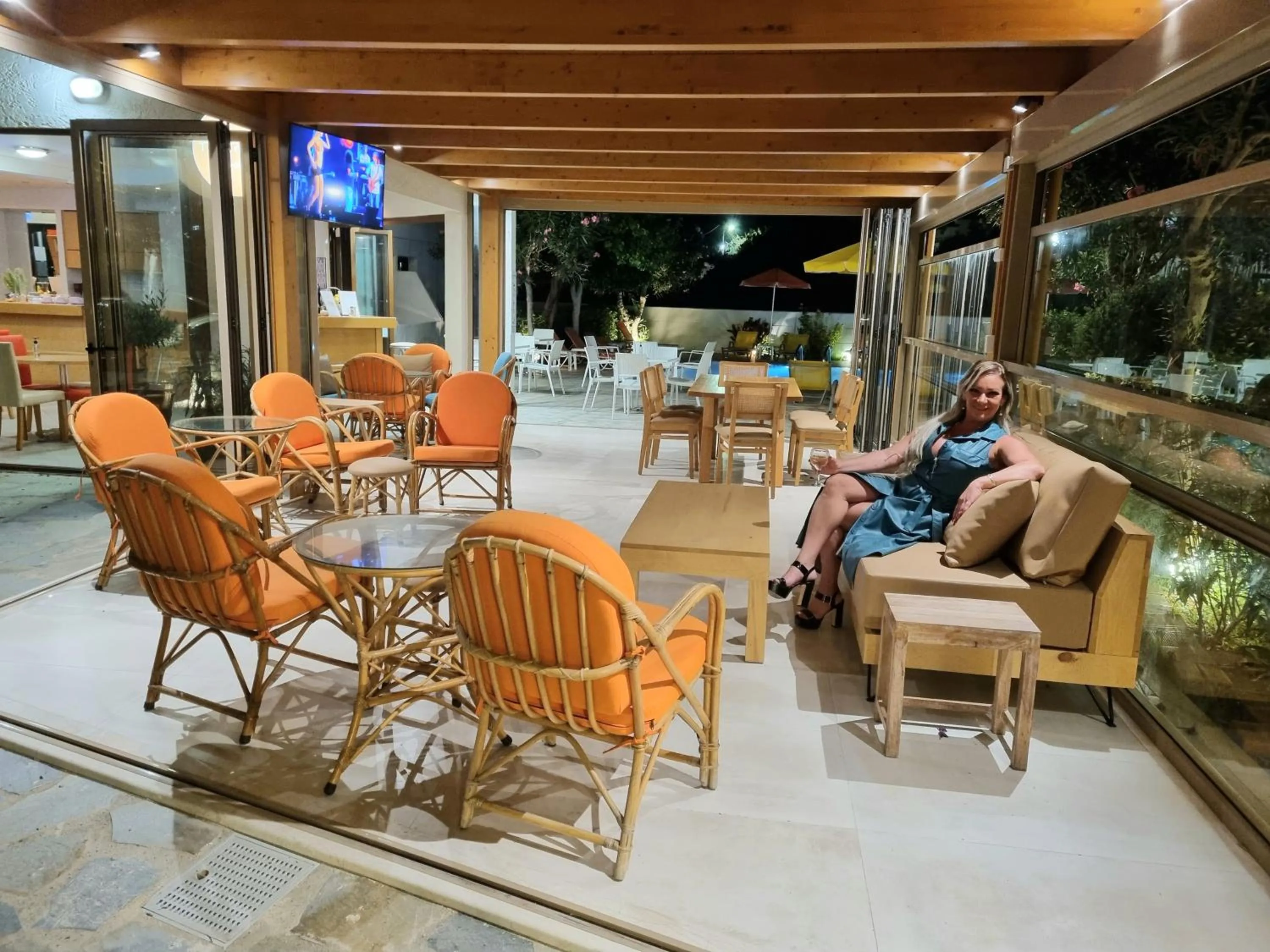 Communal lounge/ TV room in Arhodiko Hotel