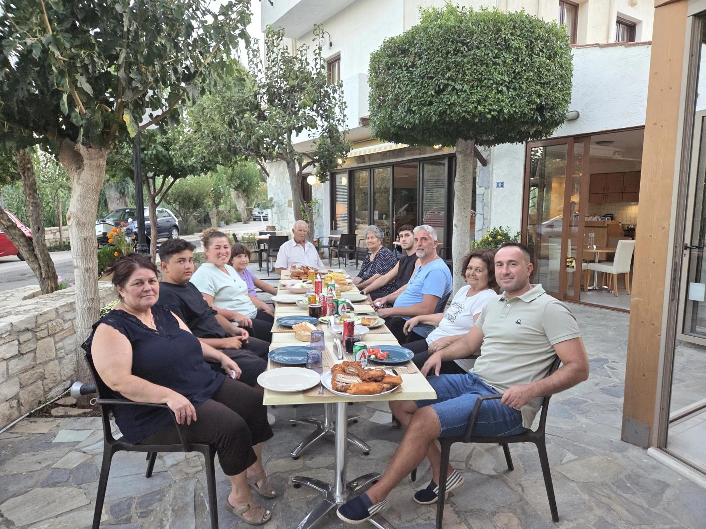 Restaurant/places to eat in Arhodiko Hotel