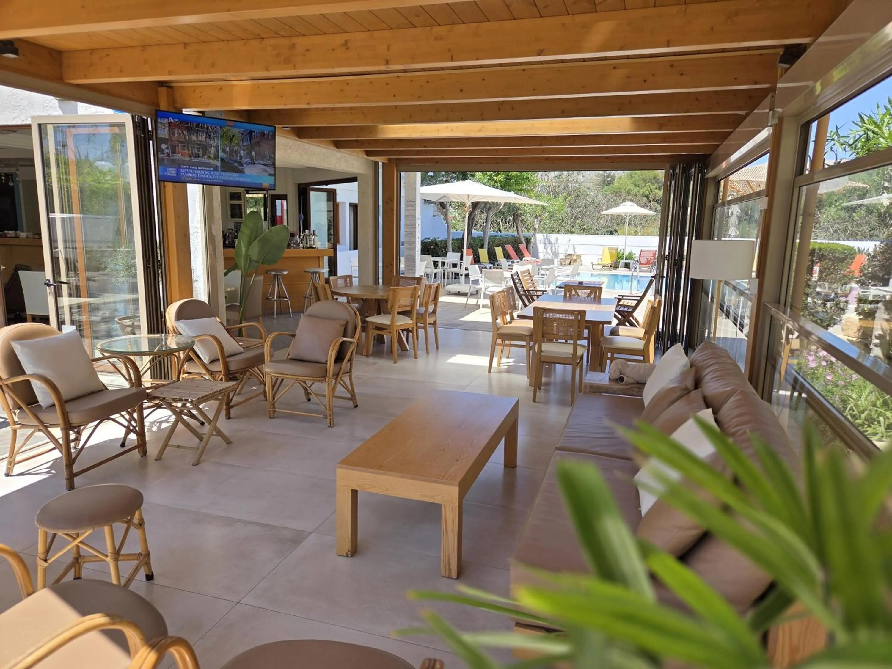 Communal lounge/ TV room in Arhodiko Hotel