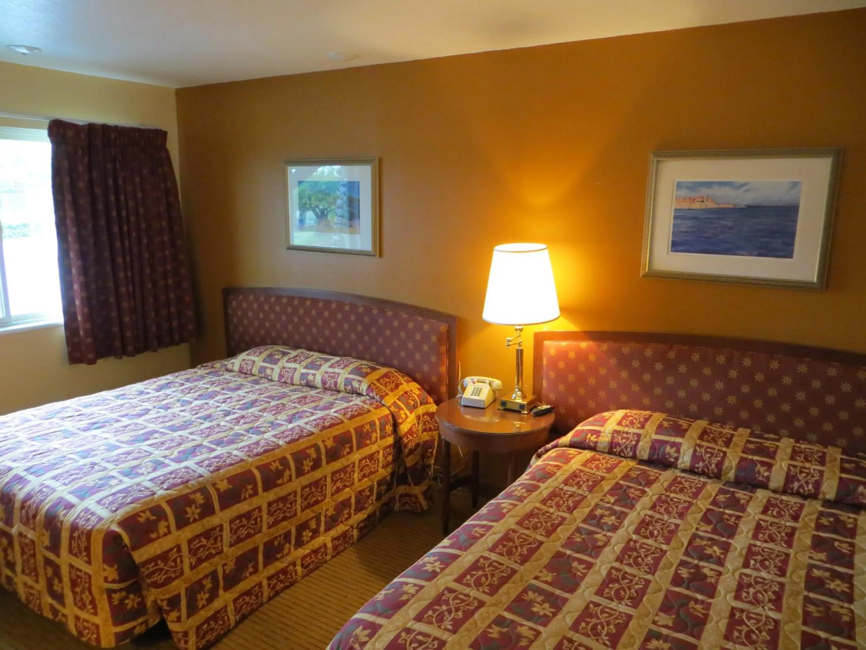 Bedroom, Bed in Cameo Motel - Portland